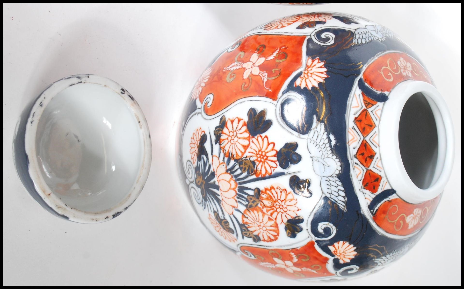 Two 20th Century Chinese ceramic ginger jars to include an early 20th Imari jar hand painted with - Bild 5 aus 6