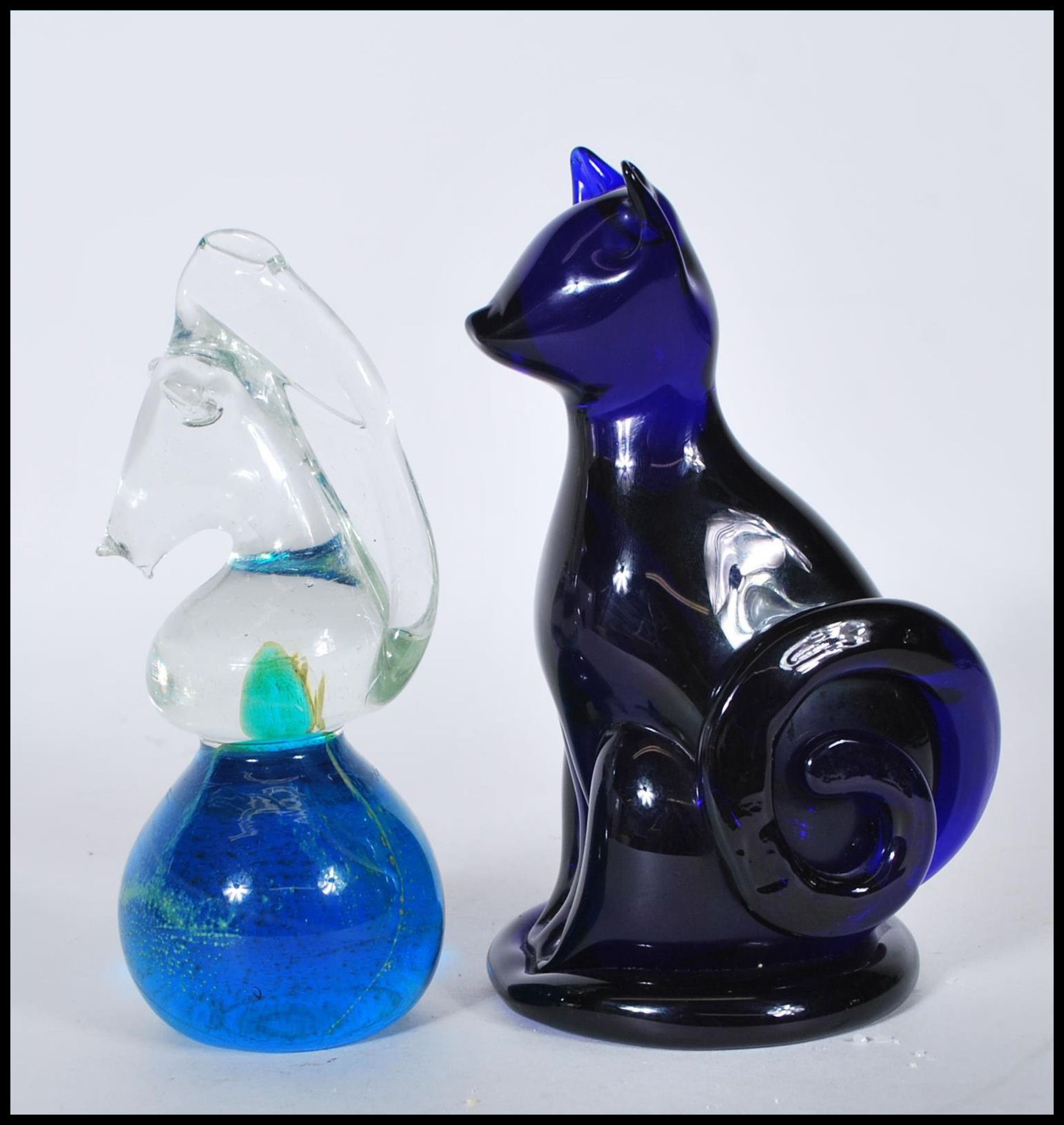 A Mdina studio glass paperweight in the form of a horse, the base having a blue and green swirl - Bild 4 aus 6