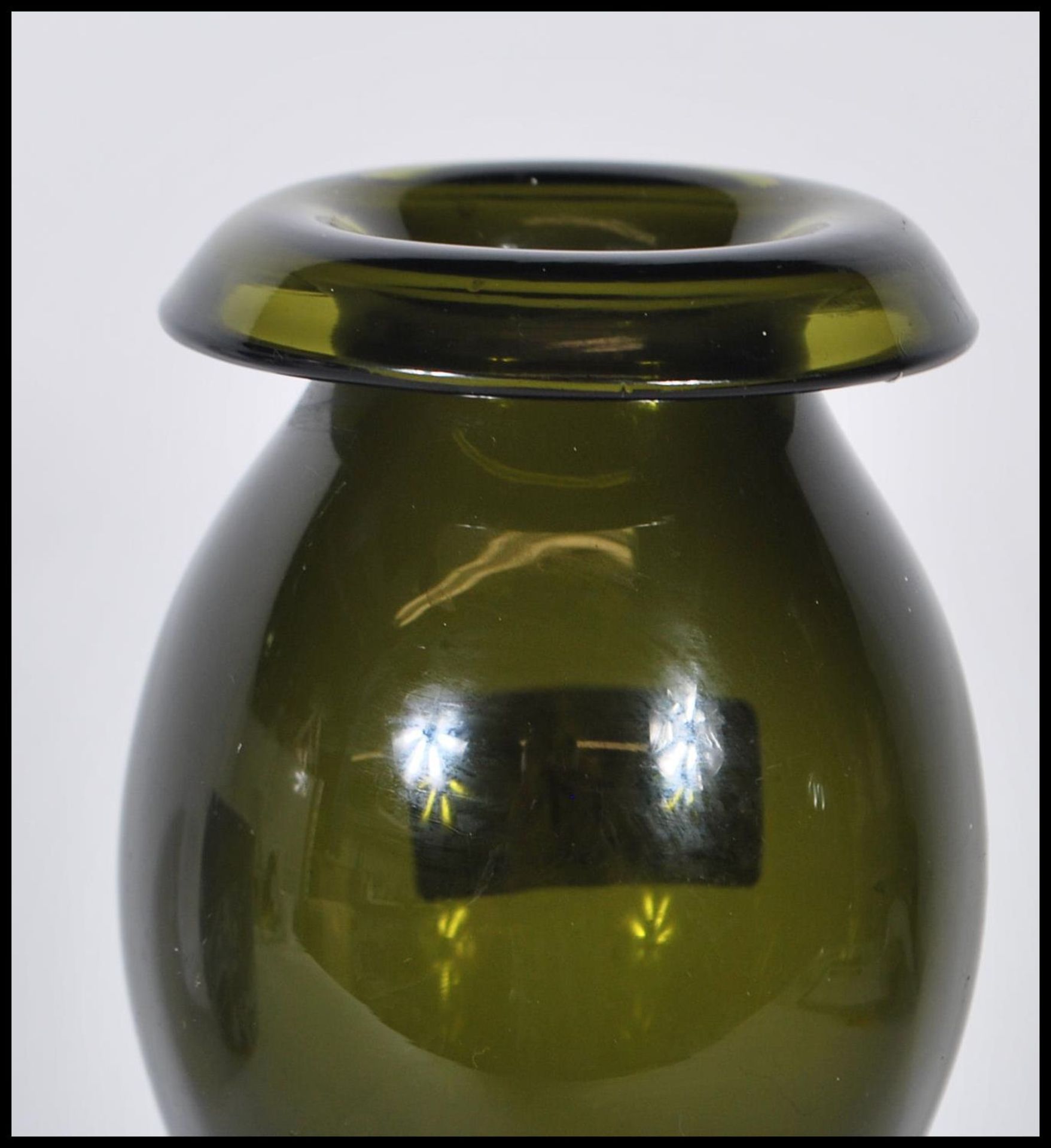 A mid 20th Century 1960's Scandinavian olive green cased glass vase in the manner of Sea Glasbruk, - Bild 5 aus 7