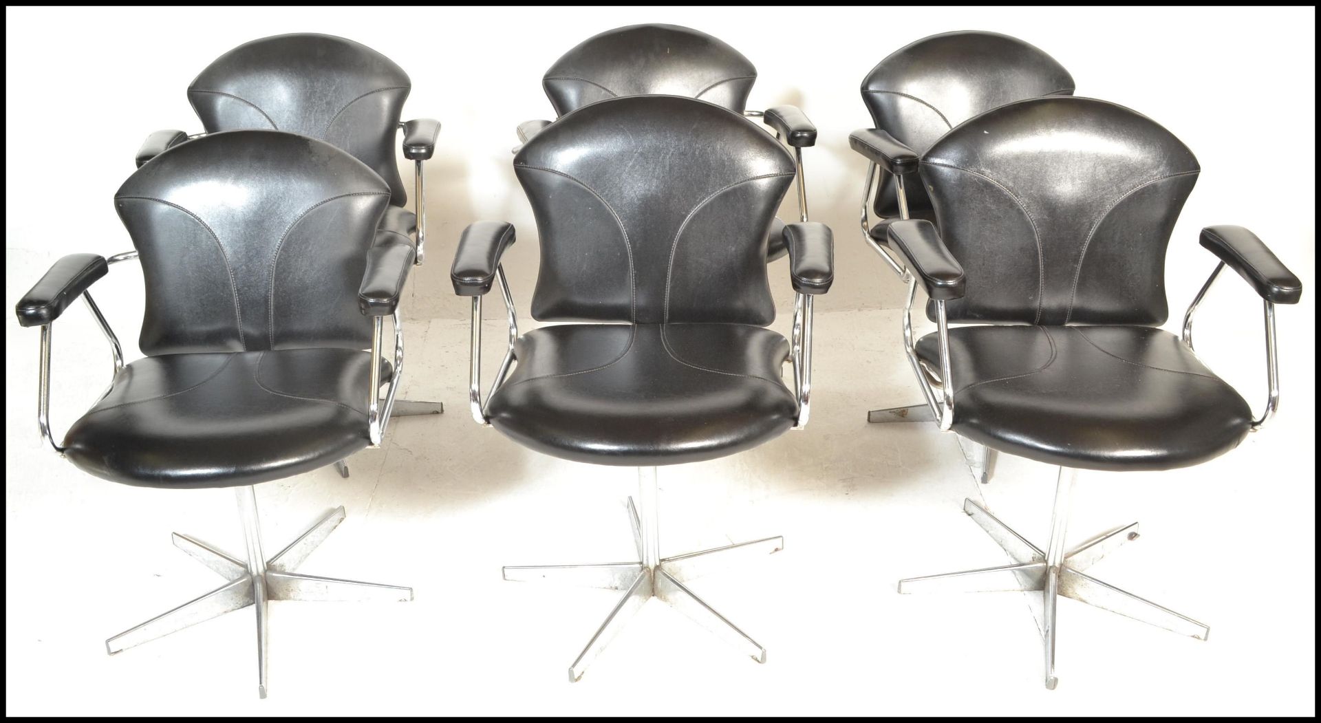 A set of 6 mid century retro chrome and faux black leather swivel chairs - dining chairs having been - Bild 4 aus 8