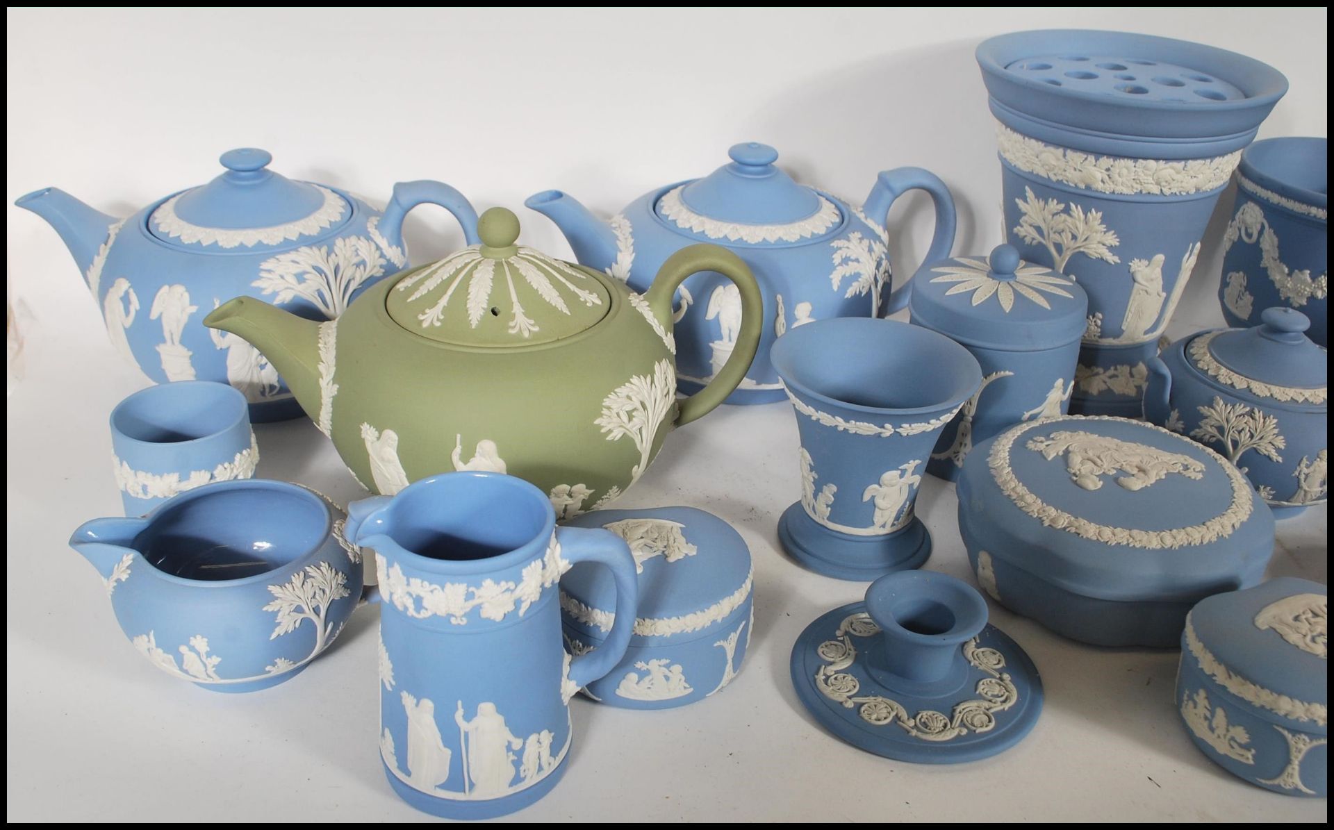 A large collection of 20th Century Wedgwood Jasperware ceramics to included lidded trinket pots, - Bild 2 aus 7