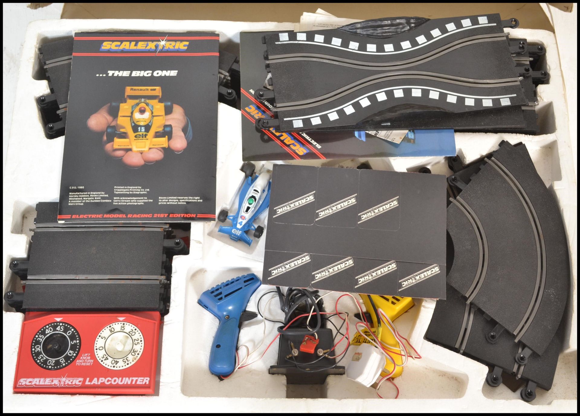 A vintage retro 20th Century Scalextric 500 electronic slot car racing game. Cars included Elf - Bild 3 aus 7