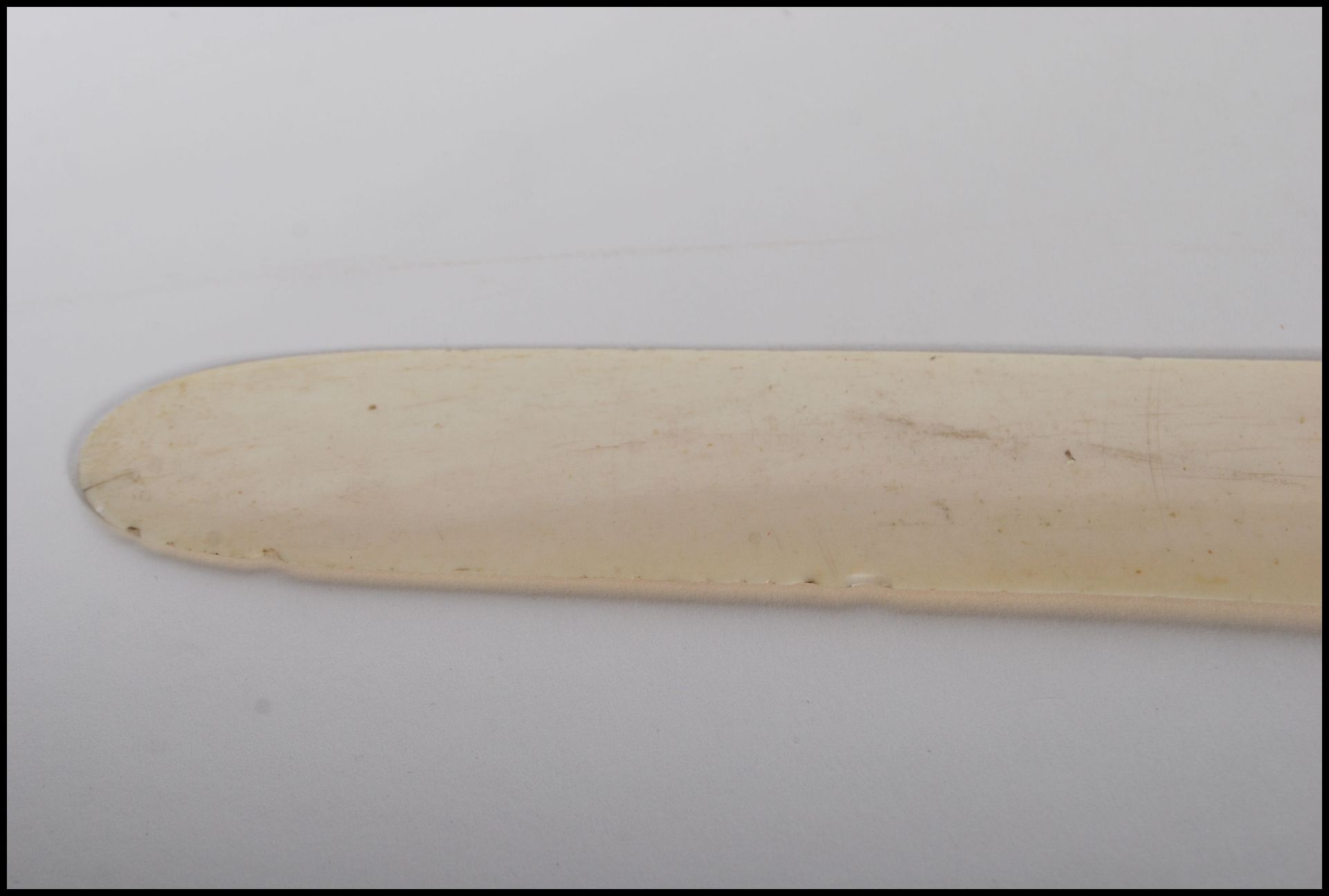 A 19th Century Chinese Cantonese ivory page turner / letter opener / paper knife having profusely - Bild 5 aus 8