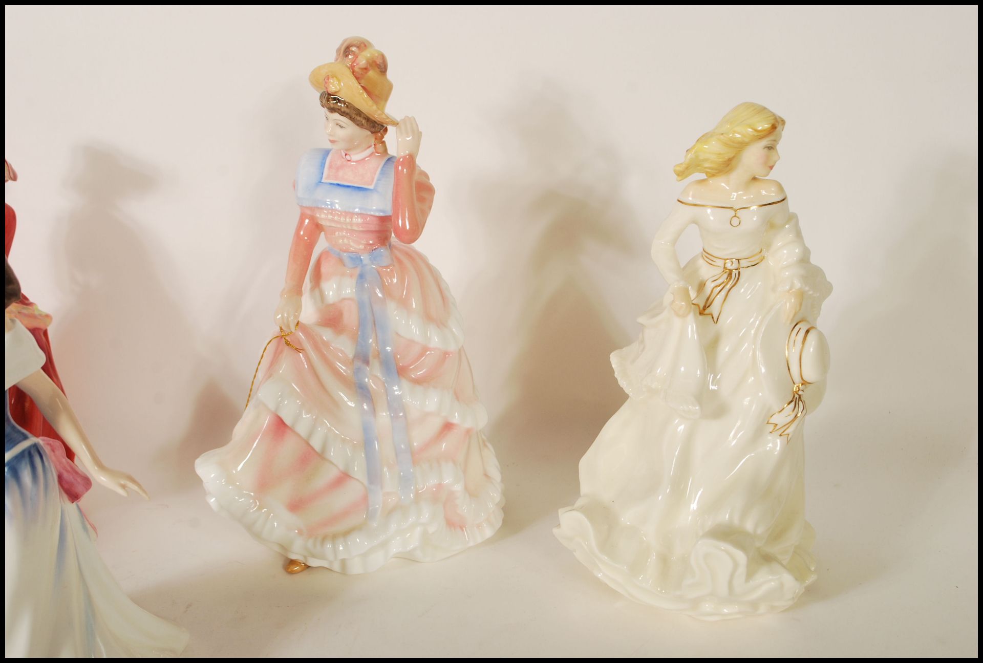 A collection of Royal Doulton ceramic figurines to include Flowers of Love - Forget Me Nots  HN 3700 - Bild 7 aus 12