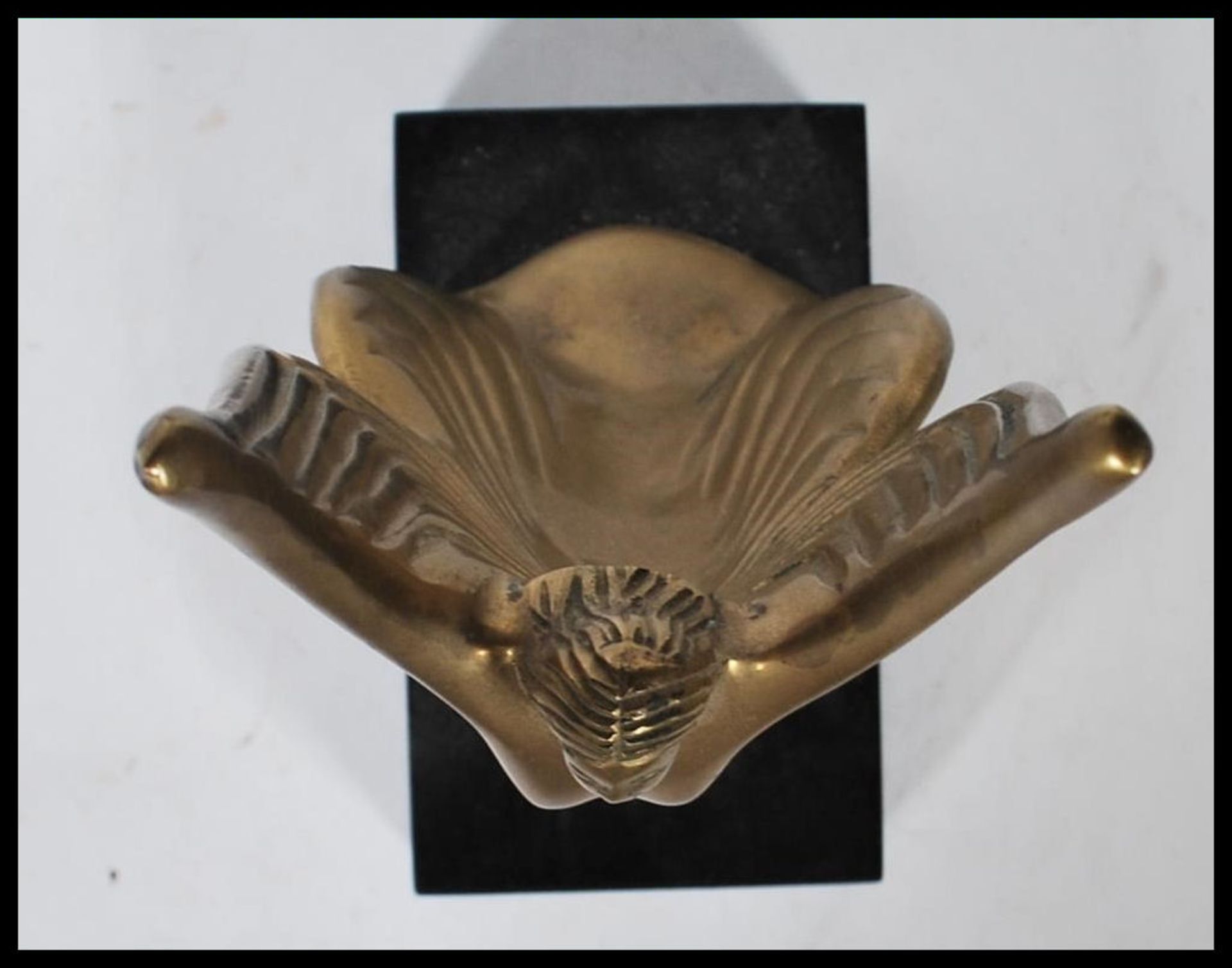 A 20th Century Art Deco style brass figure in the form of a lady wearing a butterfly wings style - Bild 5 aus 5