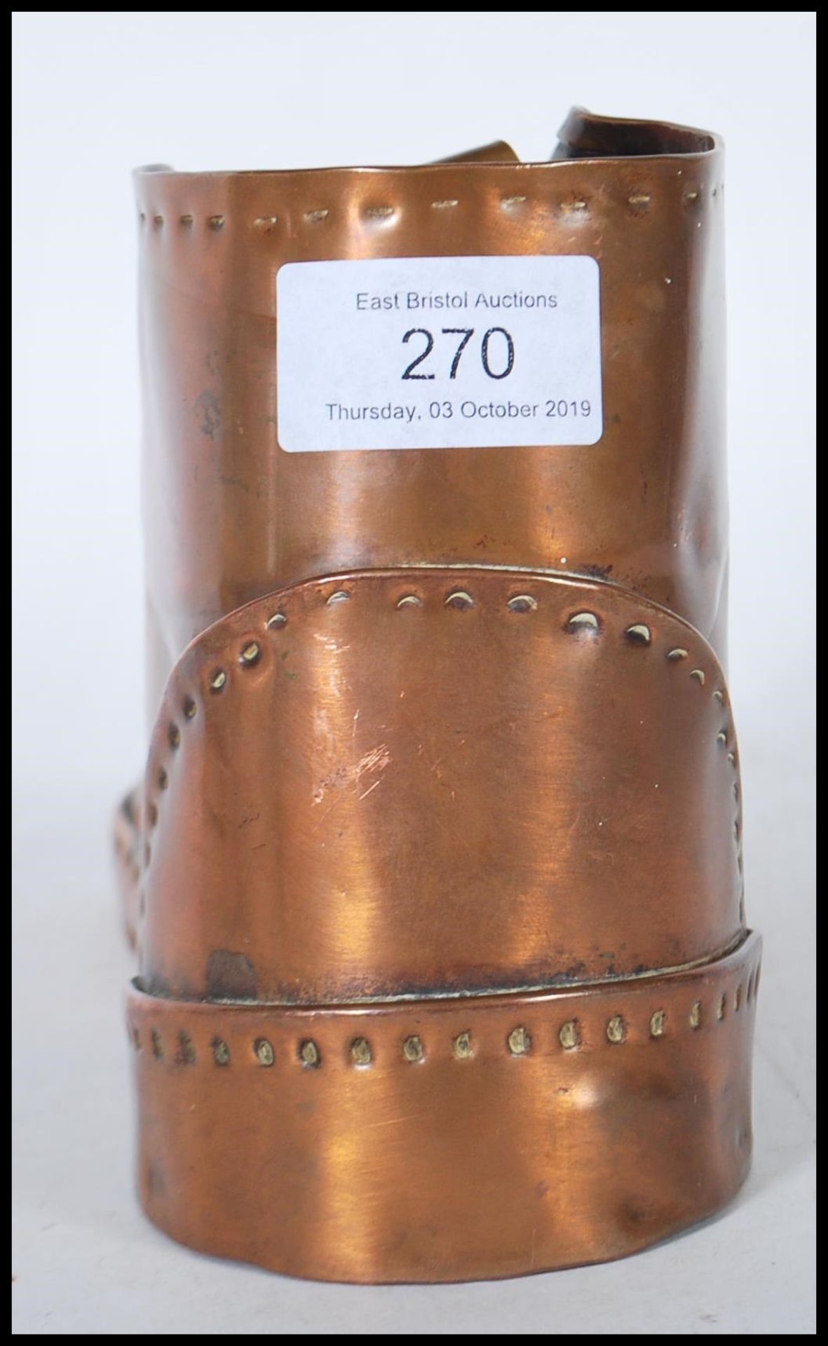 An early 20th Century Arts and Crafts copper hobnail boot having hand beaten decoration. Measures - Bild 4 aus 7