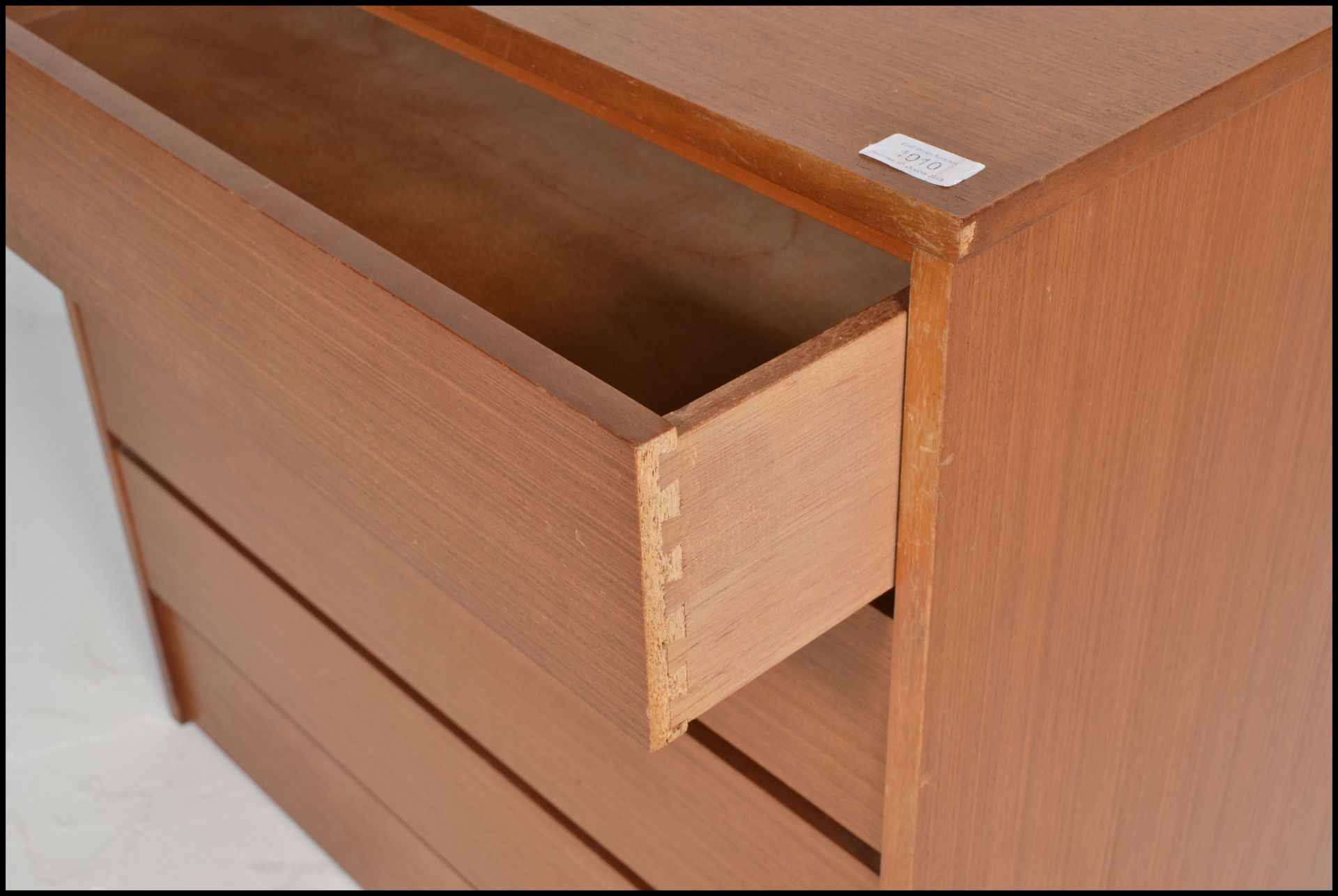 A 1960's retro vintage teak wood chest of drawers of simple form having a straight run of four - Bild 5 aus 5