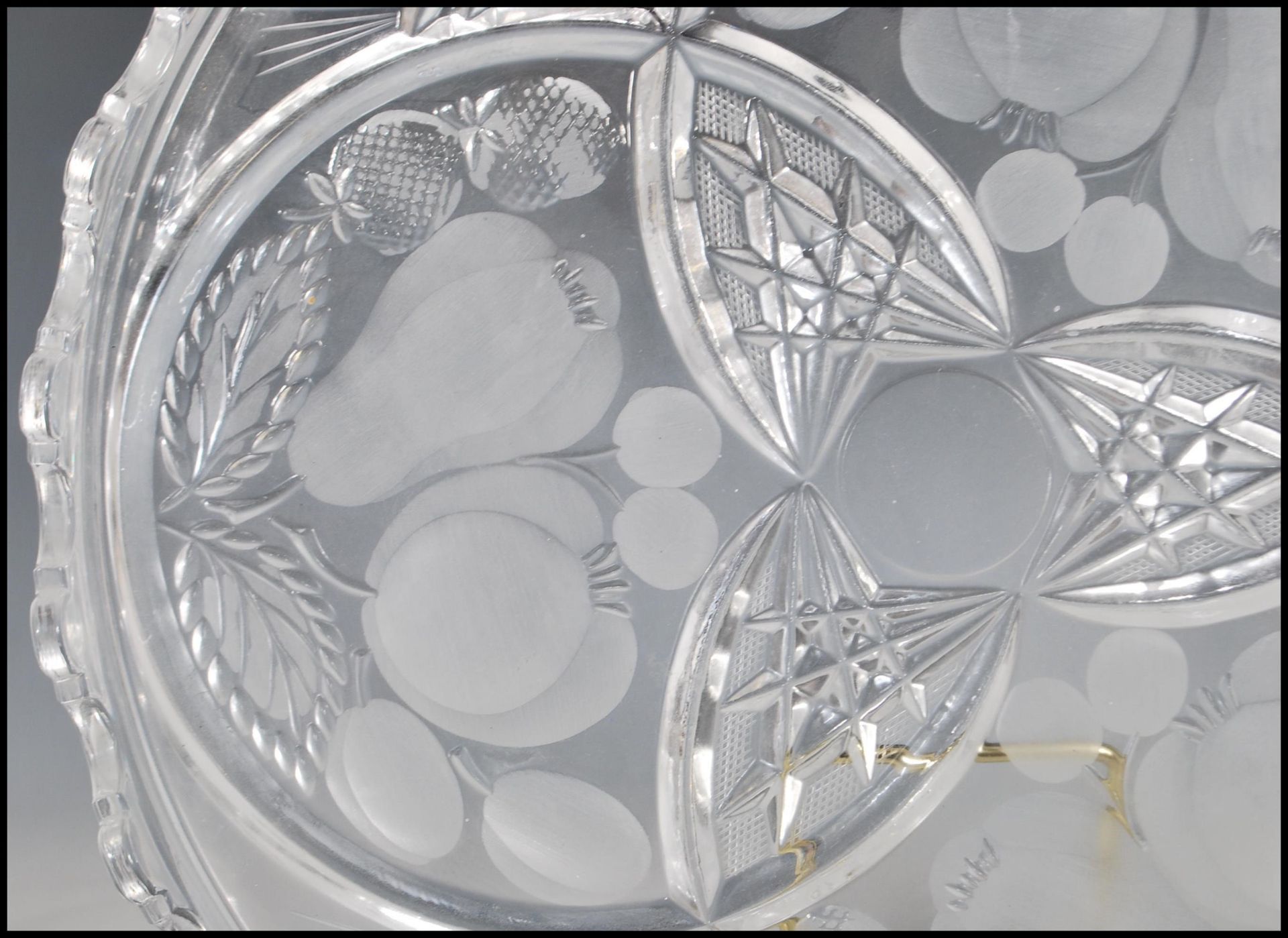 A 20th Century cut glass centrepiece plate in the manner of Lalique being of round form having a - Bild 3 aus 6
