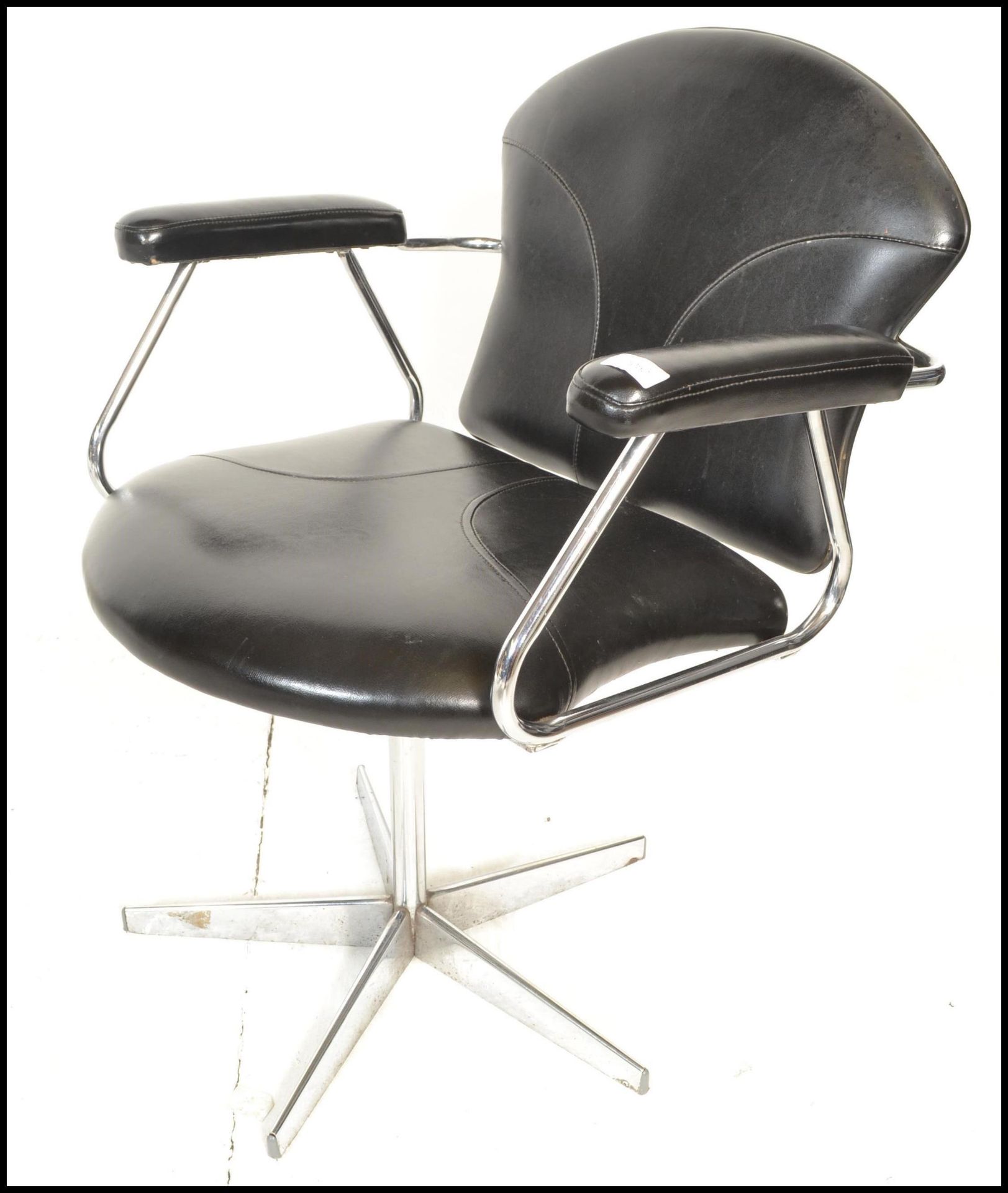 A set of 6 mid century retro chrome and faux black leather swivel chairs - dining chairs having been - Bild 8 aus 8