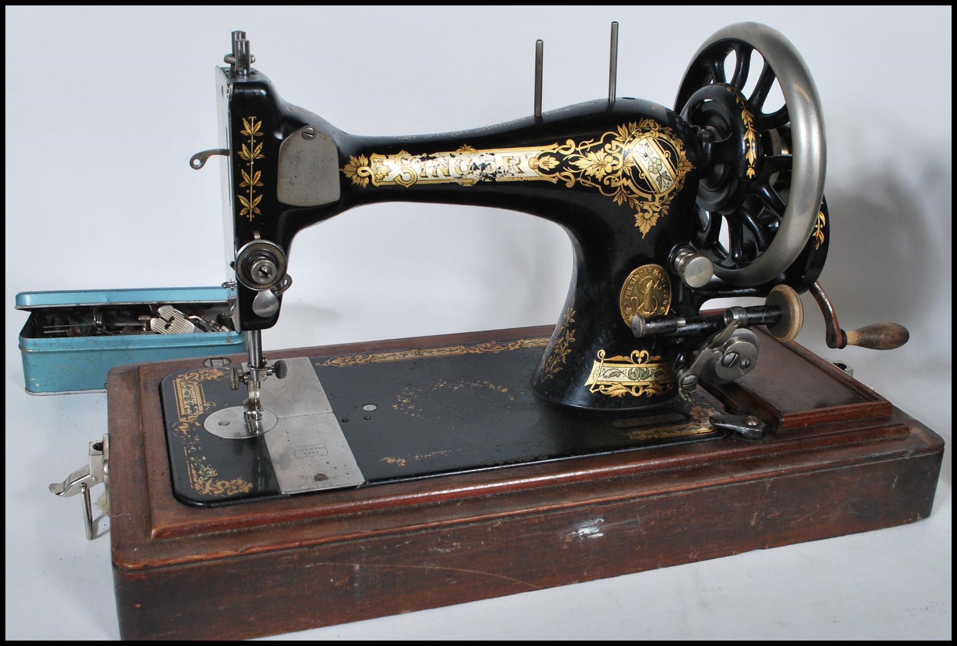 An early 20th Century oak cased manual Singer sewing machine, black body with gilt detailing - Bild 2 aus 6