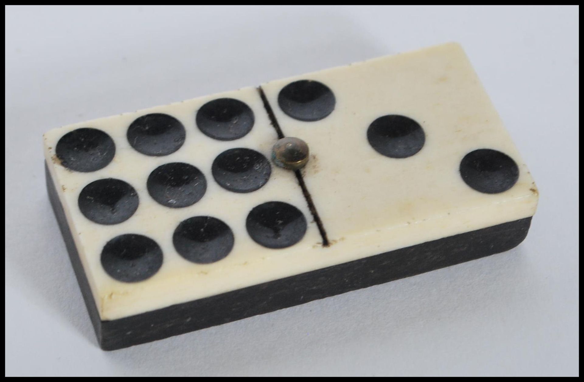 A set of 19th Century Victorian ebony and bone dominoes set within a mahogany box with a sliding - Bild 6 aus 7