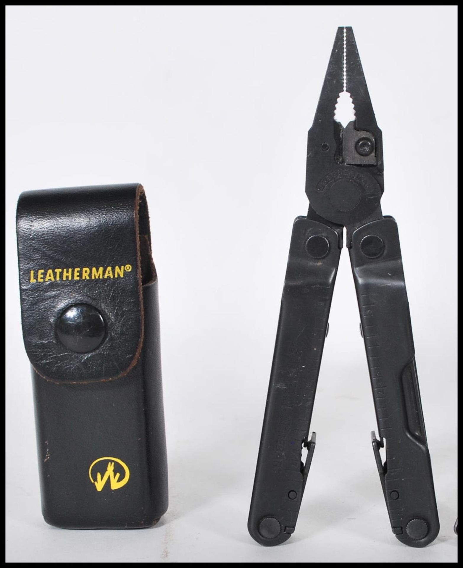 A group of four Leatherman USA pocket tools. Two in original leather case with each one being a - Bild 2 aus 5
