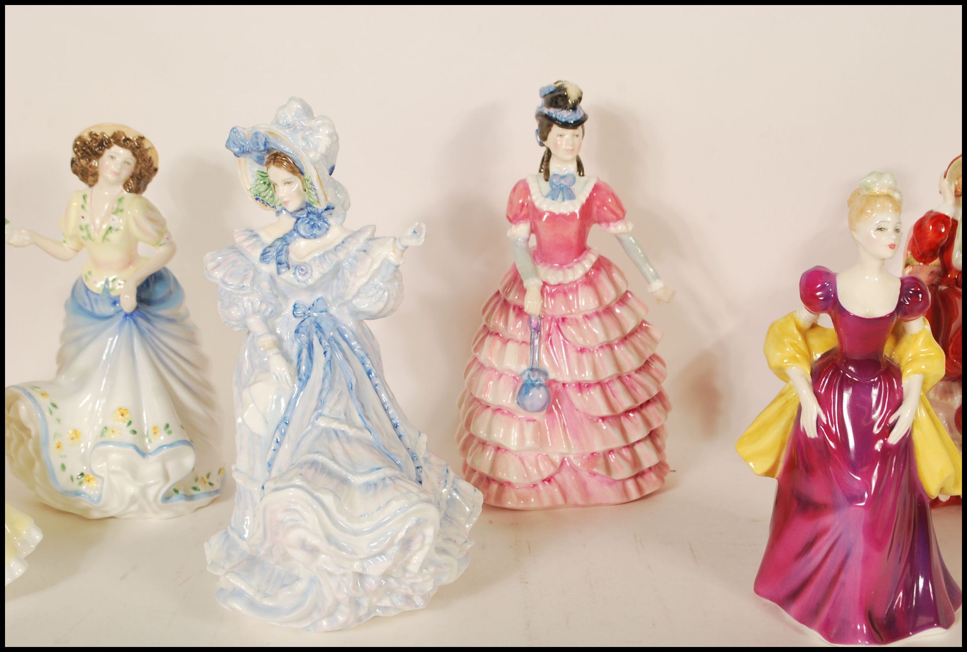 A collection of Royal Doulton ceramic figurines to include Flowers of Love - Forget Me Nots  HN 3700 - Bild 4 aus 12