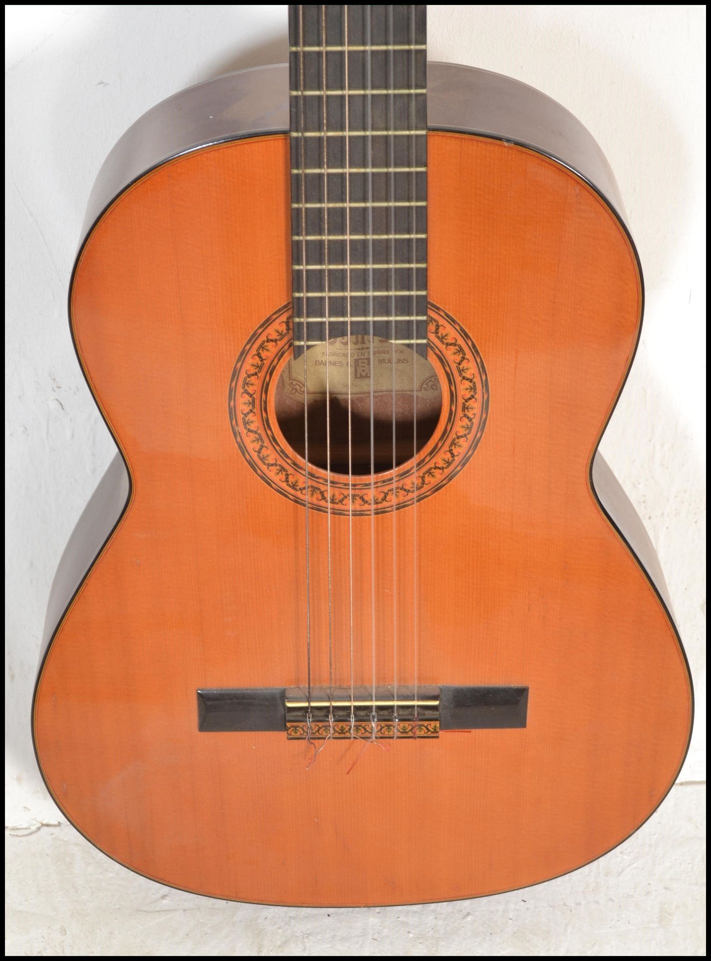 A vintage retro 20th Century six string Spanish made acoustic guitar with paper label inset to the - Bild 3 aus 5