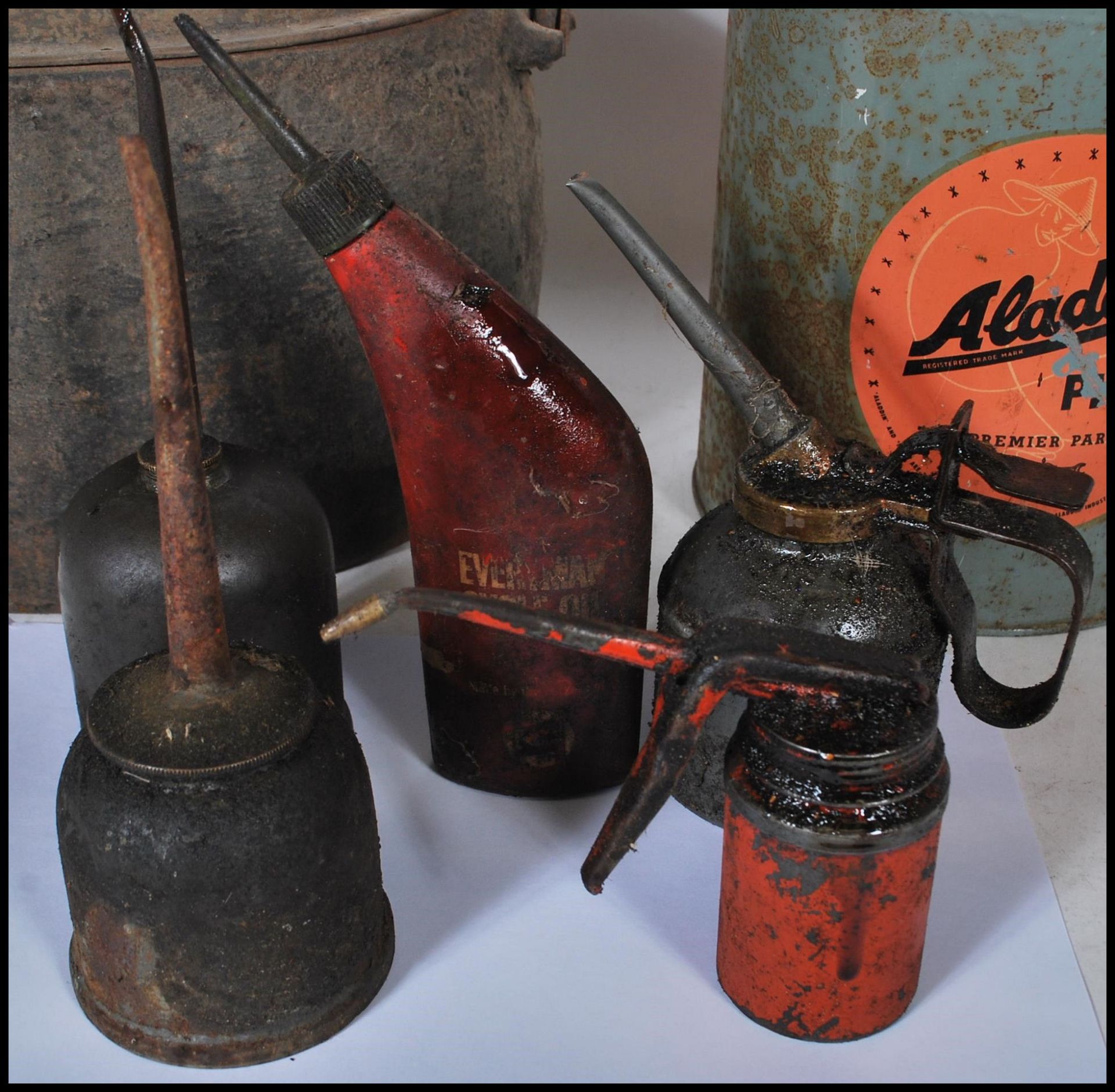 A collection of assorted vintage metalware, to include; a vintage two gallon cast iron "Gypsy" - Image 4 of 7