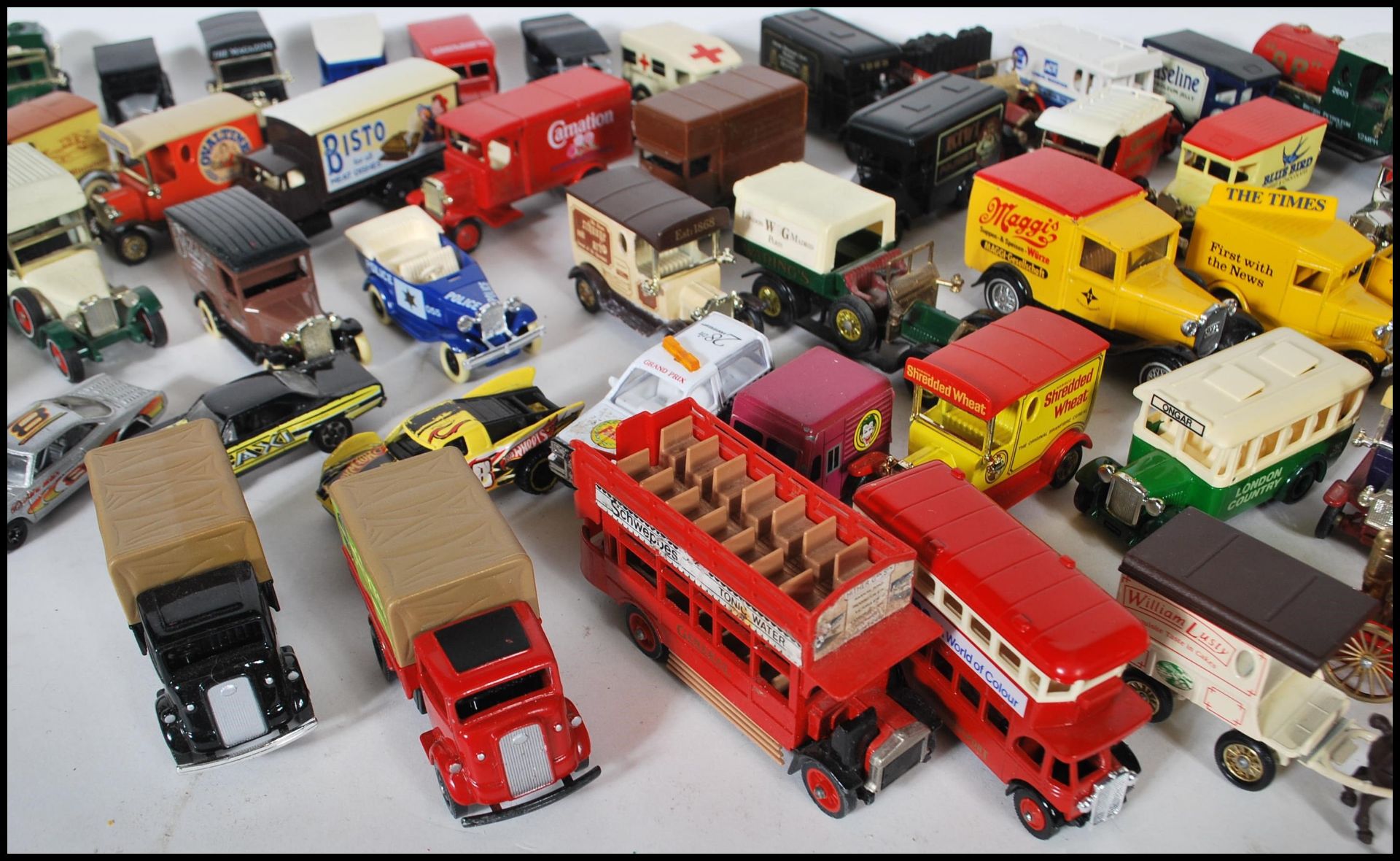 A COLLECTION OF UNBOXED DIECAST MODEL VEHICLES - Bild 6 aus 12