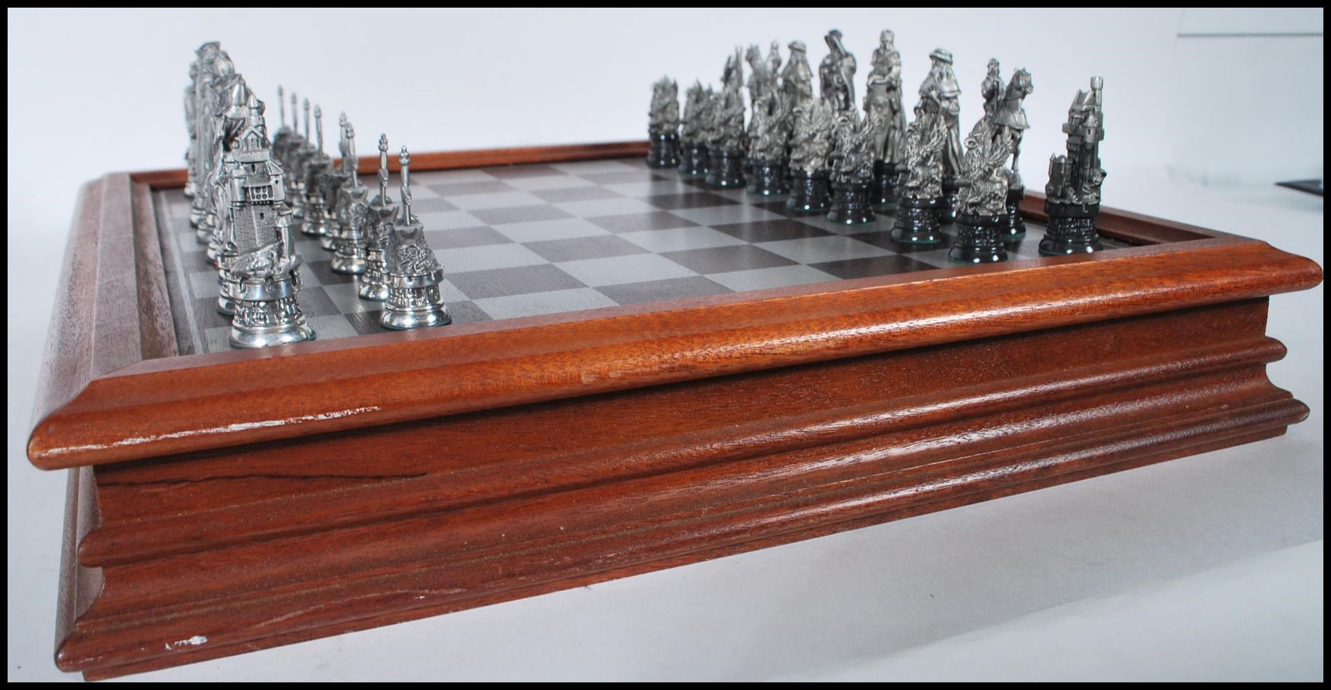 A Danbury Mint collectors pewter ' Camelot ' King Arthur / Excalibur chess set complete within the - Bild 2 aus 8