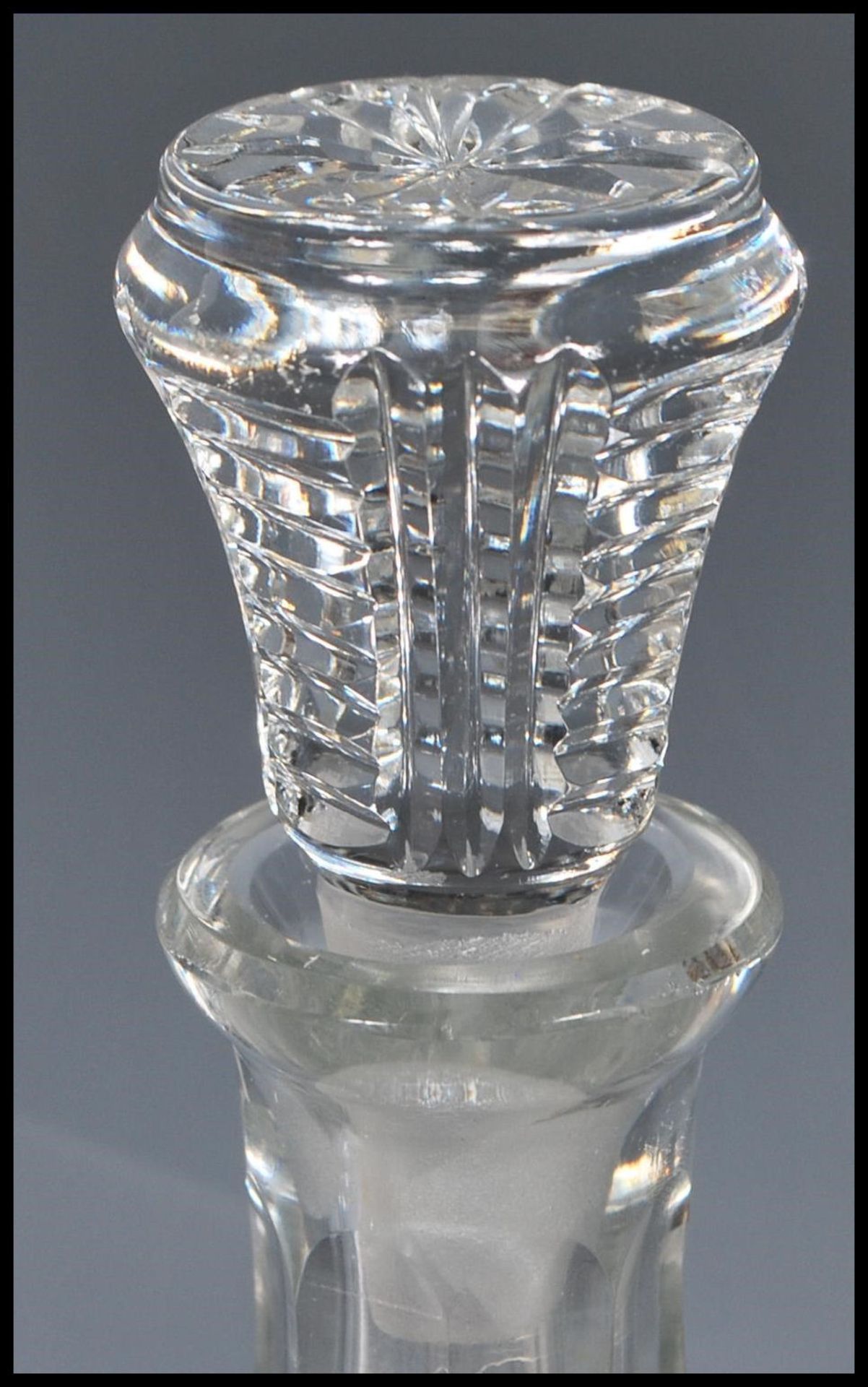 A 20th Century good quality cut glass bell decanter having cut starlike decoration throughout and - Bild 6 aus 6