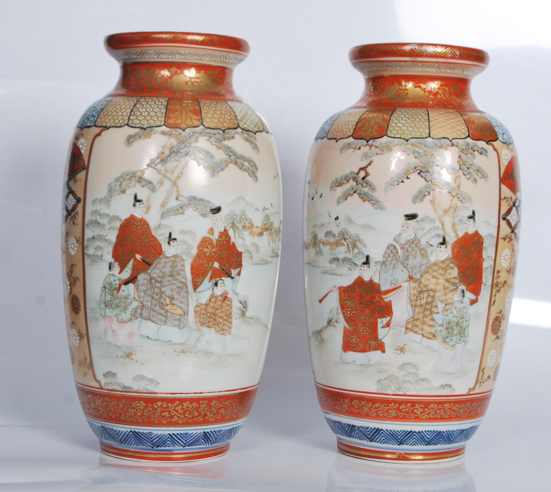 A pair of 19th Century polychrome and gilt  Japanese Kutani vases decorated with panels depicting - Bild 2 aus 4