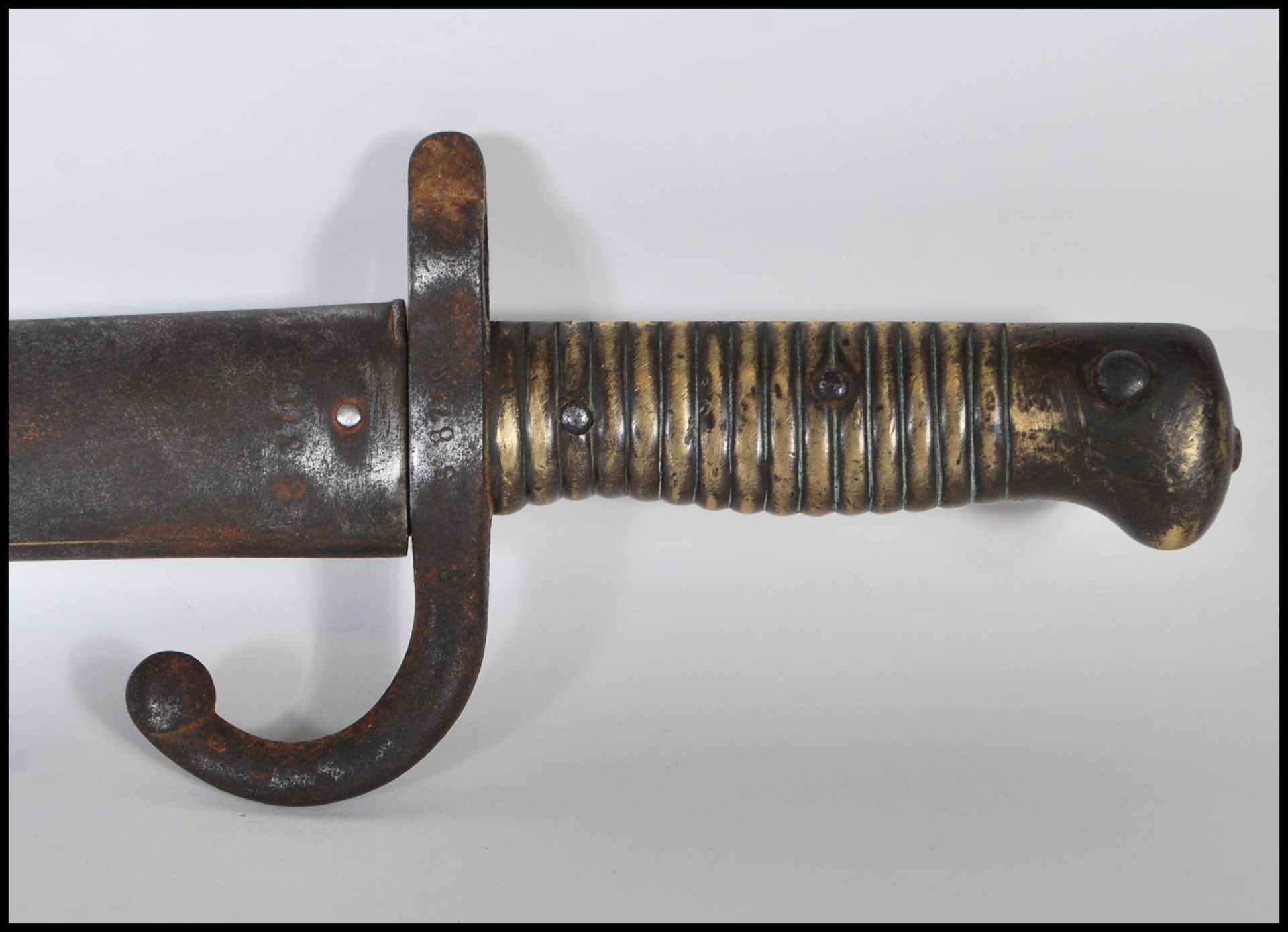 A French 19th century 'Chassepot' pattern 1874 rifle bayonet and scabbard, having a brass ribbed - Image 4 of 7