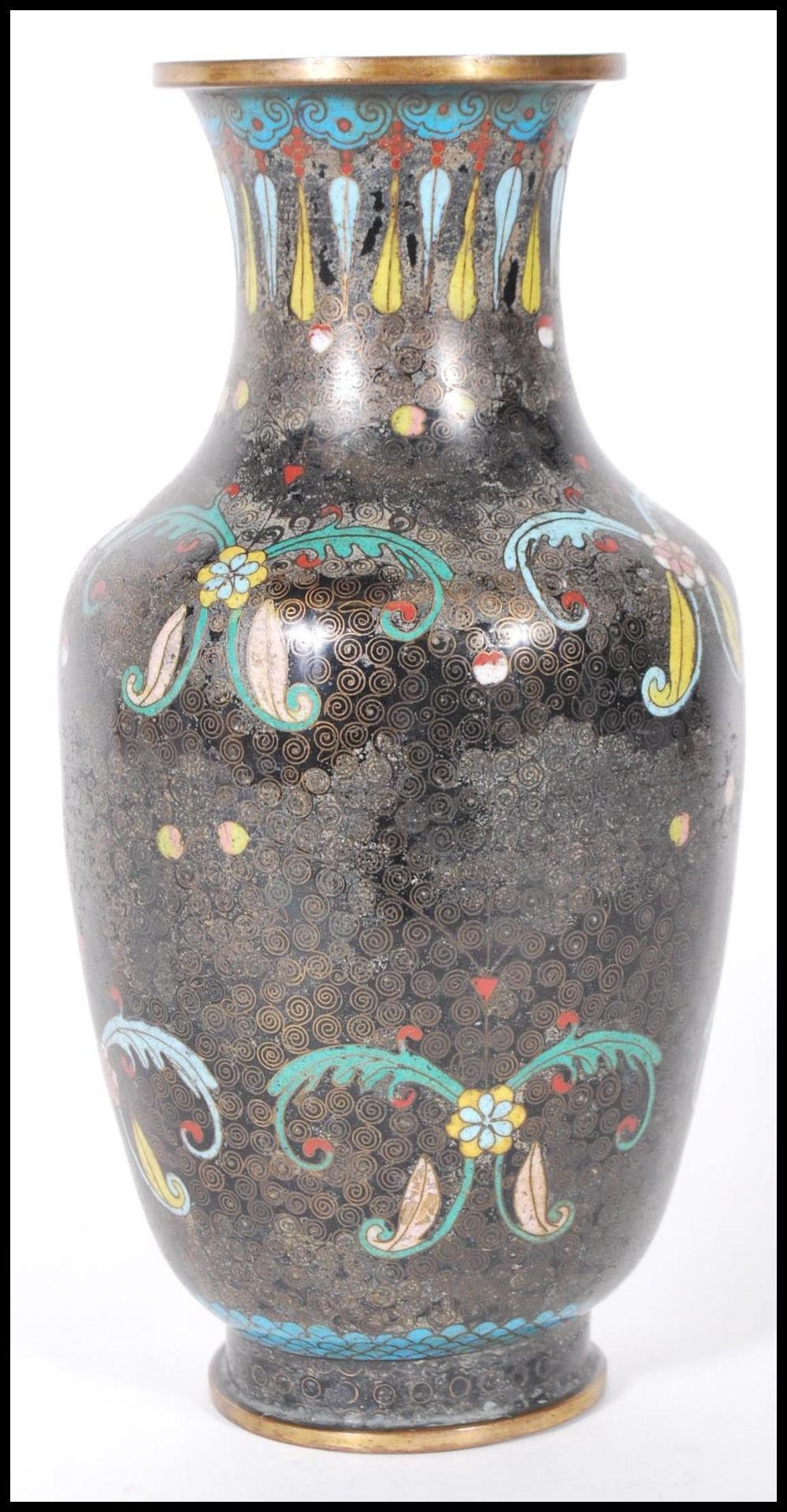 A 20th Century Chinese cloisonne baluster vase having a black ground with blue and yellow floral - Bild 2 aus 4