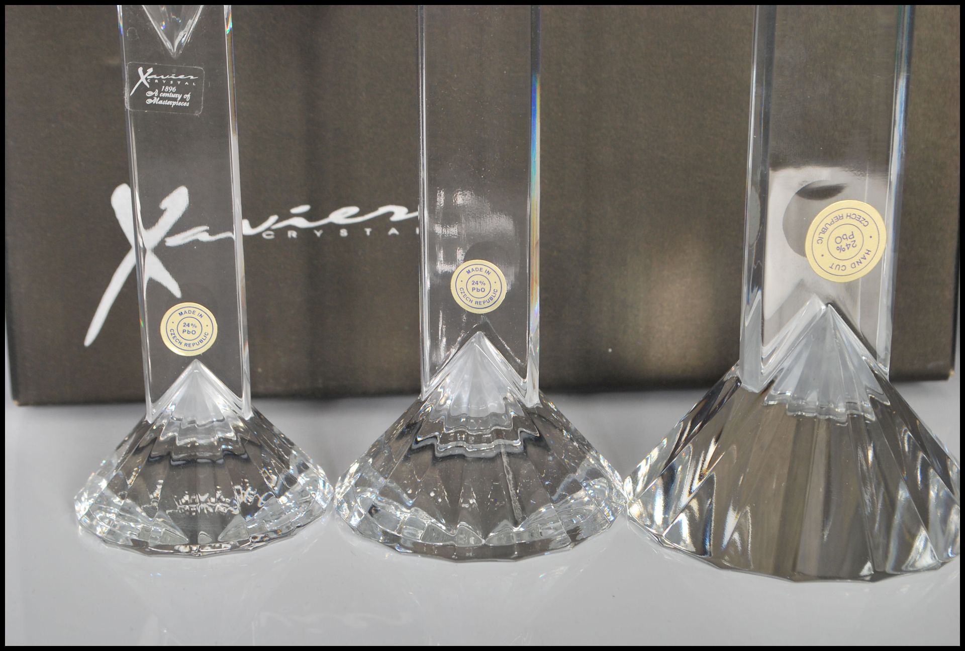 A boxed set of three Xavier Crystal candlesticks of graduating form having shaped rounded tops and - Bild 2 aus 5