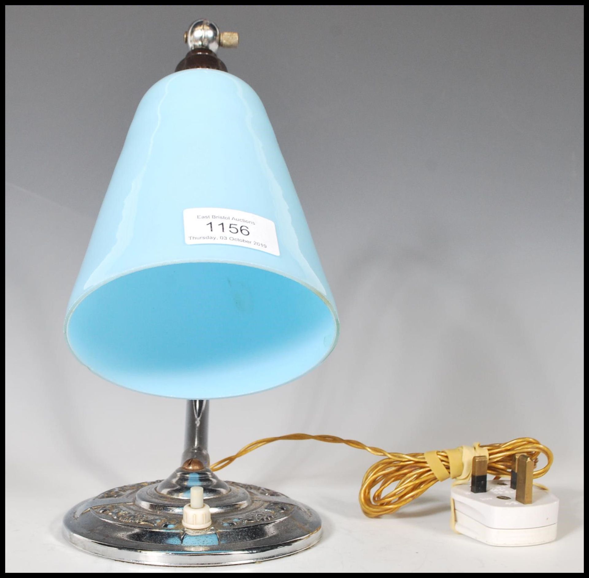 An early 20th Century Art Deco desk / table lamp, having a chrome circular base, chrome bend support - Image 5 of 7