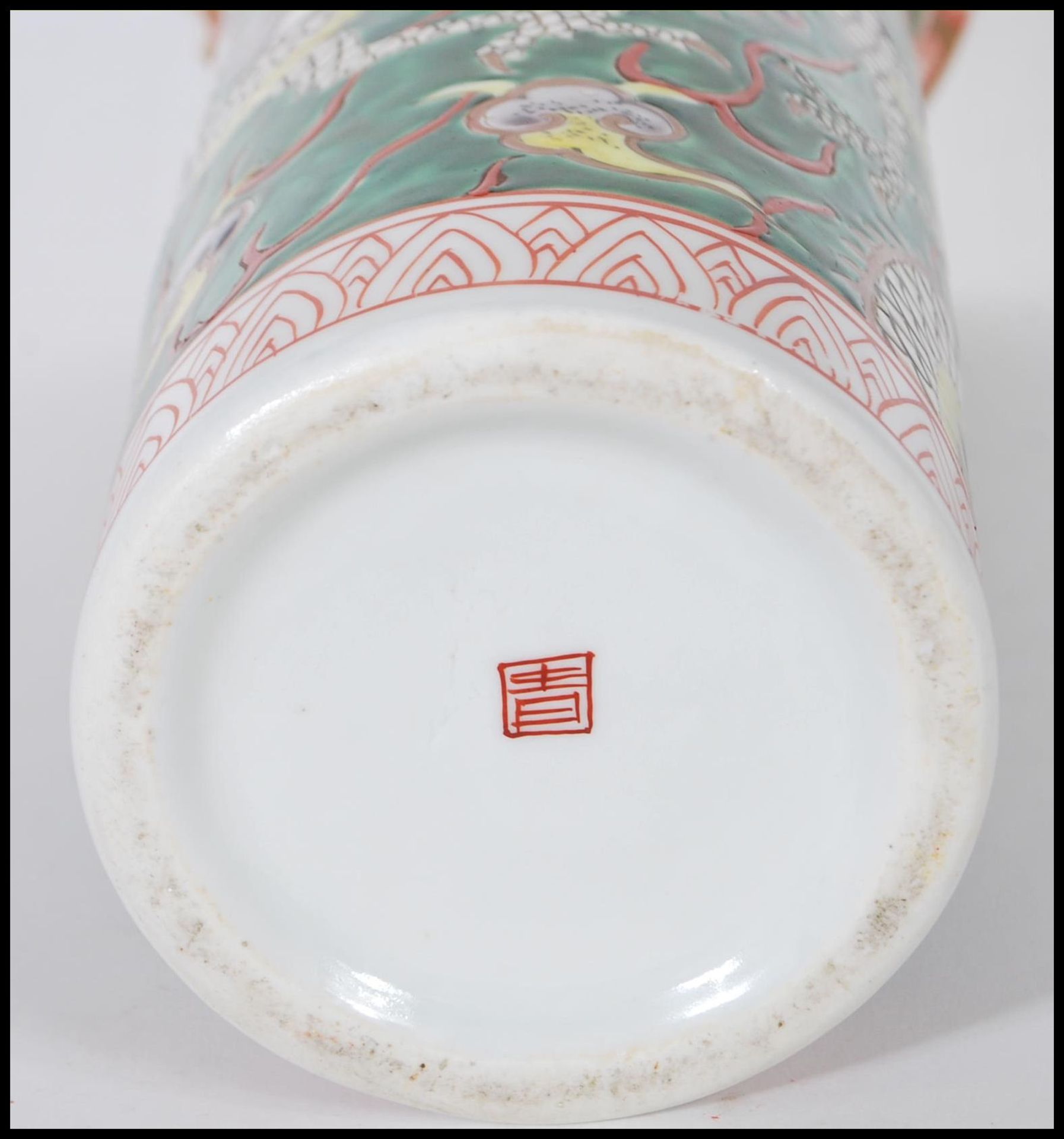 A 20th Century Chinese famille verte vase of flared cylindrical form having hand enamelled dragon - Bild 6 aus 6