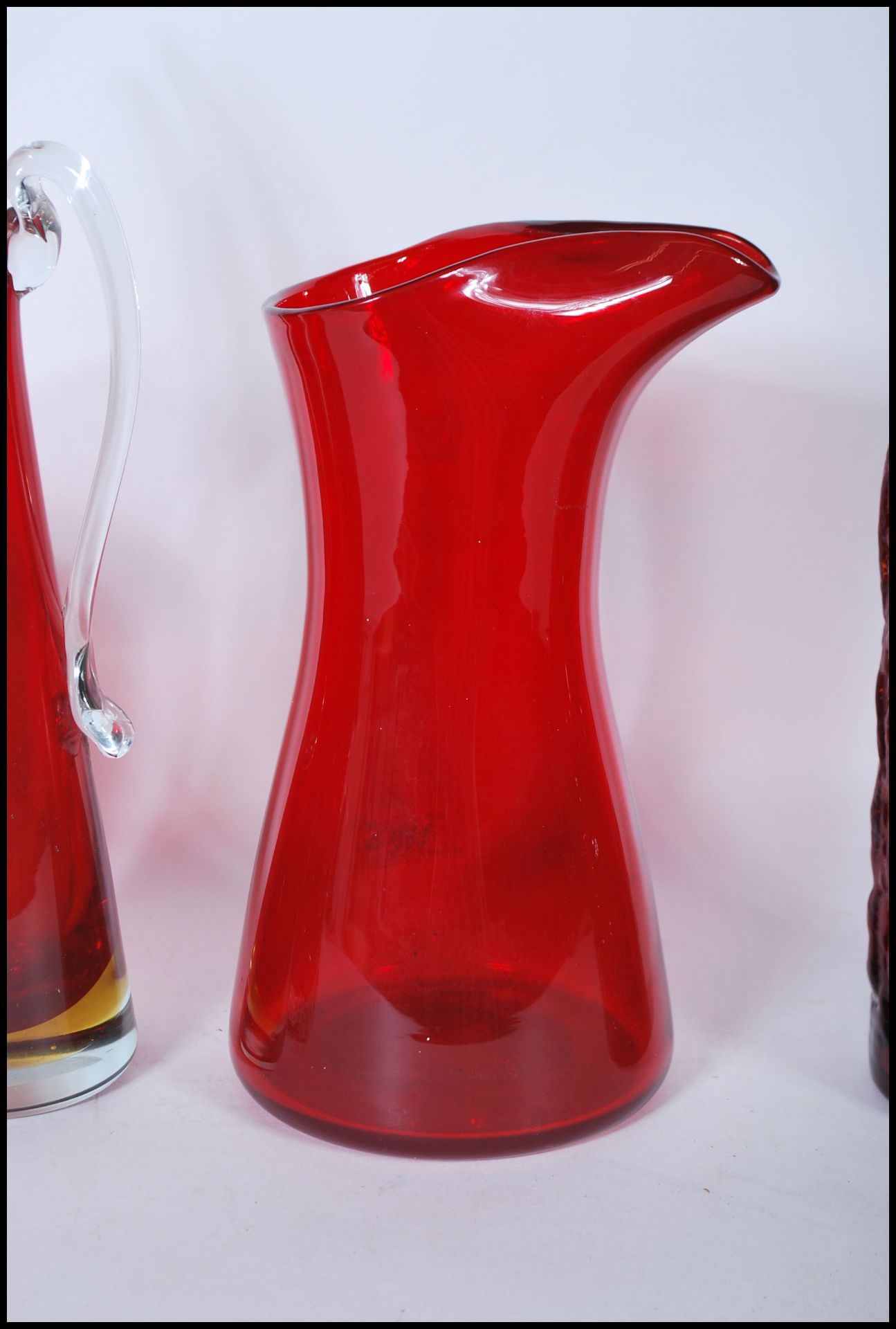 A group of four mid 20th Century vintage retro studio ruby red glass vases to include two bark - Bild 5 aus 7