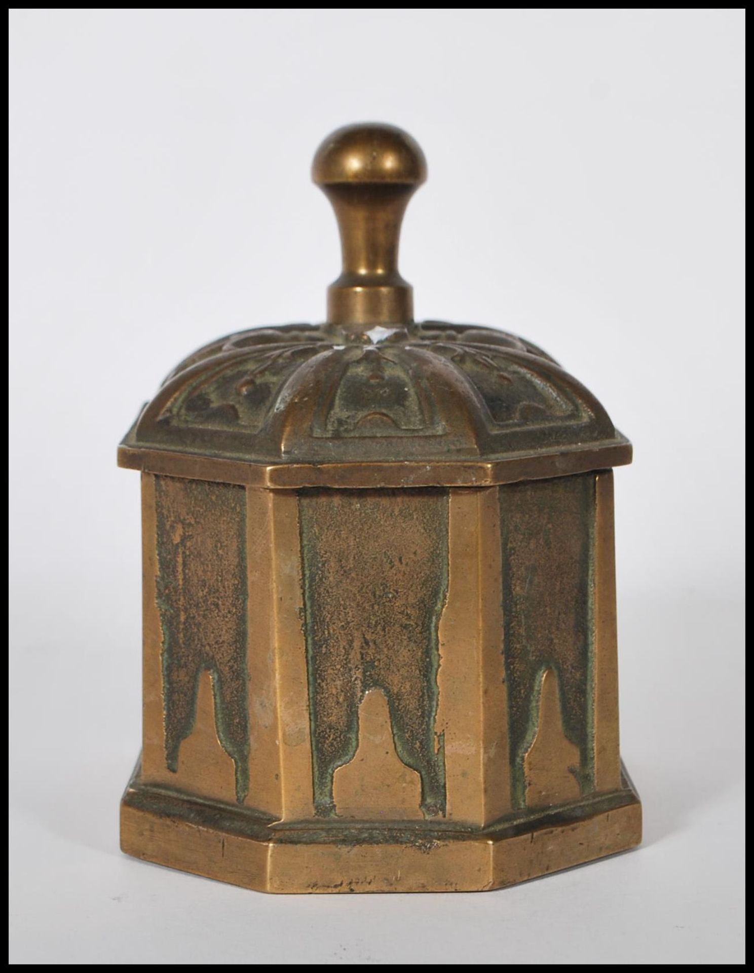 A 19th Century cast bronze tea / tobacco press of octagonal form having embossed panelled decoration - Bild 3 aus 9