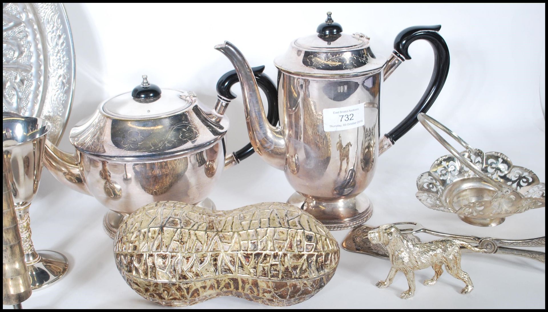 A large collection of silver plate to include salvers, candelabra, teapot, coffee pot. peanut - Bild 7 aus 8