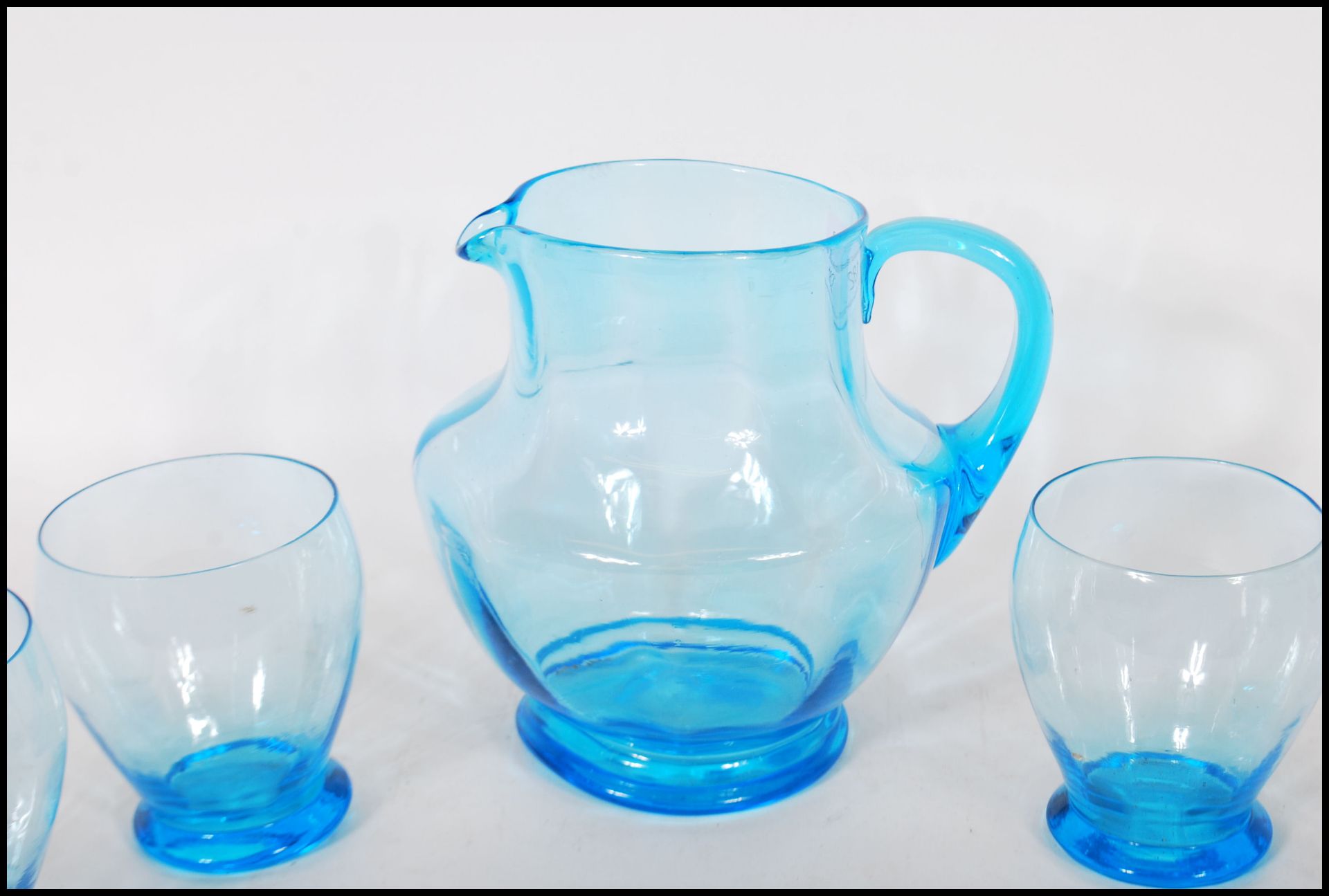 A vintage mid 20th Century 1950's blue glass lemonade set consisting of pitcher jug and four glasses - Bild 5 aus 5