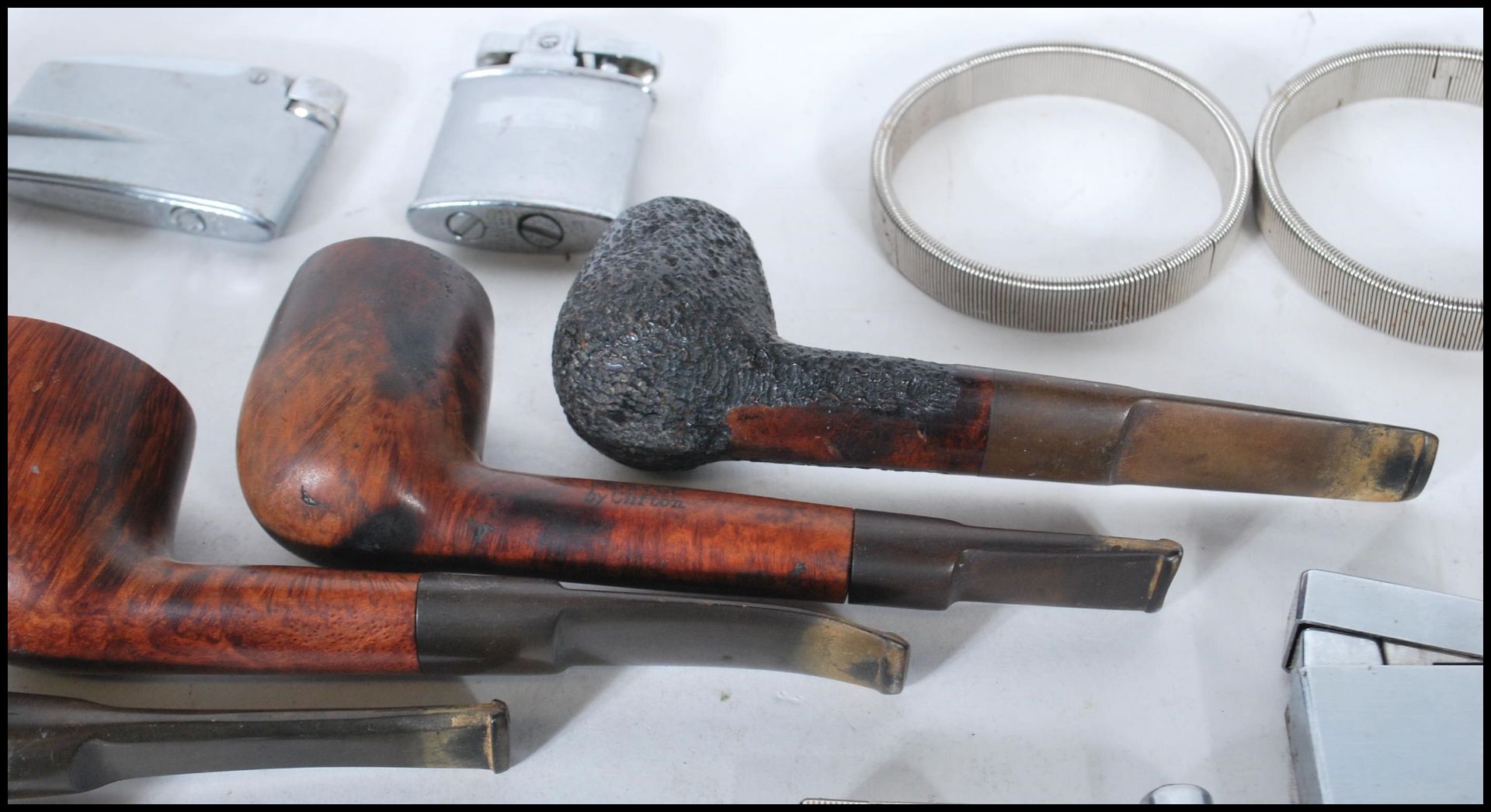 A collection of vintage 20th Century smoking pipes and paraphernalia to include Briar pipes by - Bild 8 aus 17