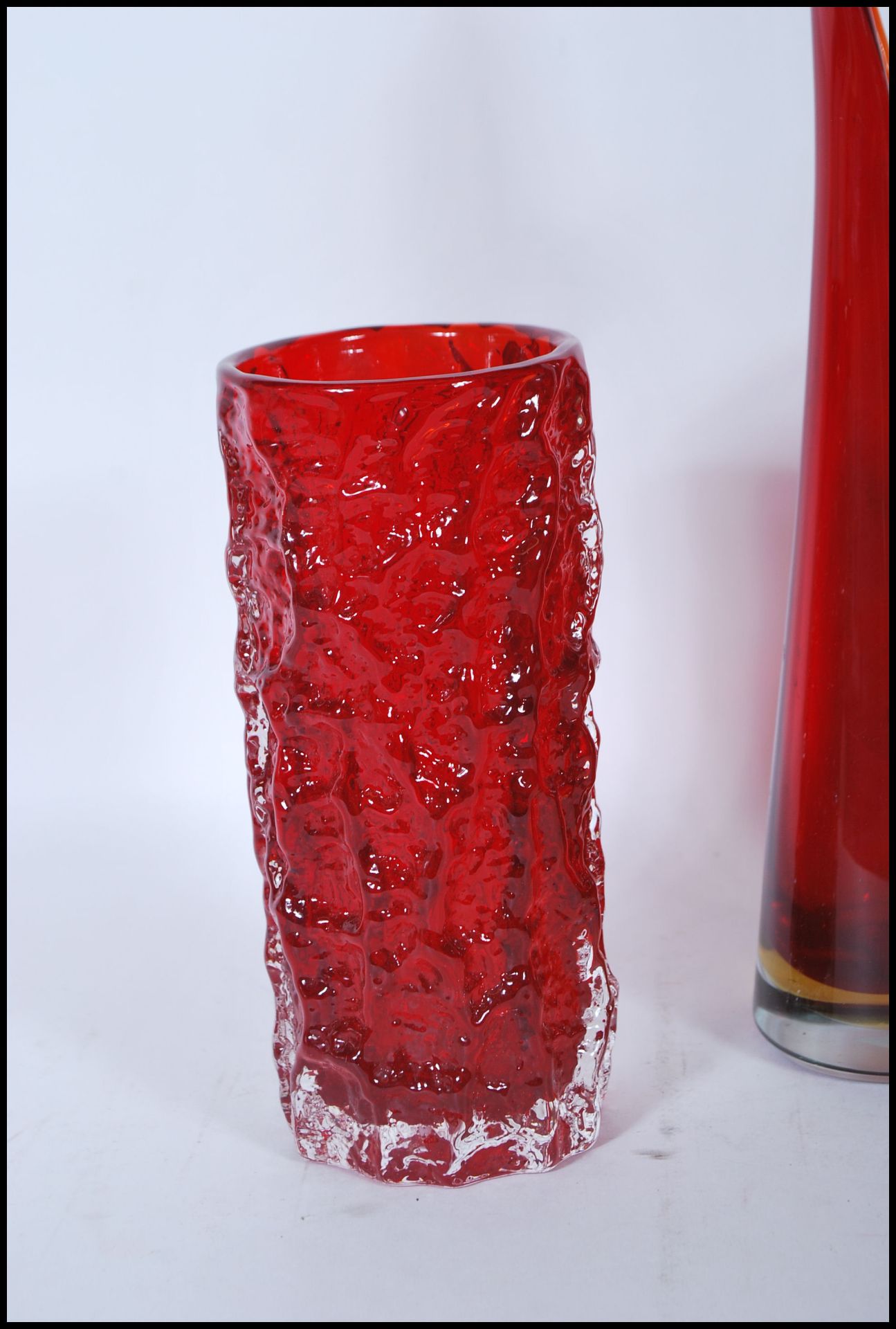 A group of four mid 20th Century vintage retro studio ruby red glass vases to include two bark - Bild 3 aus 7