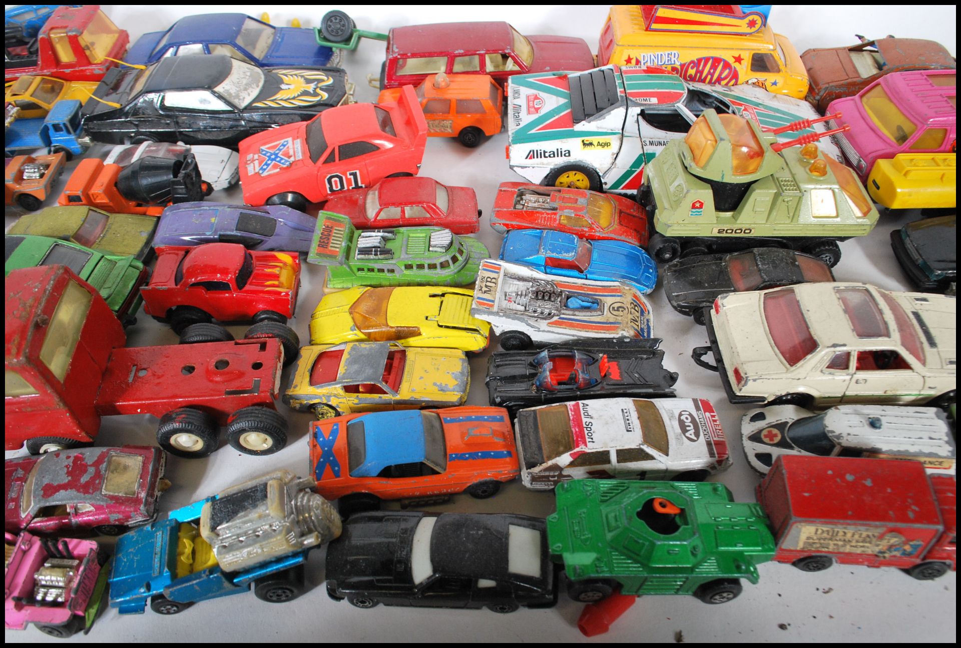 A COLLECTION OF DIECAST MODEL VEHICLES AND OTHERS - Bild 6 aus 9