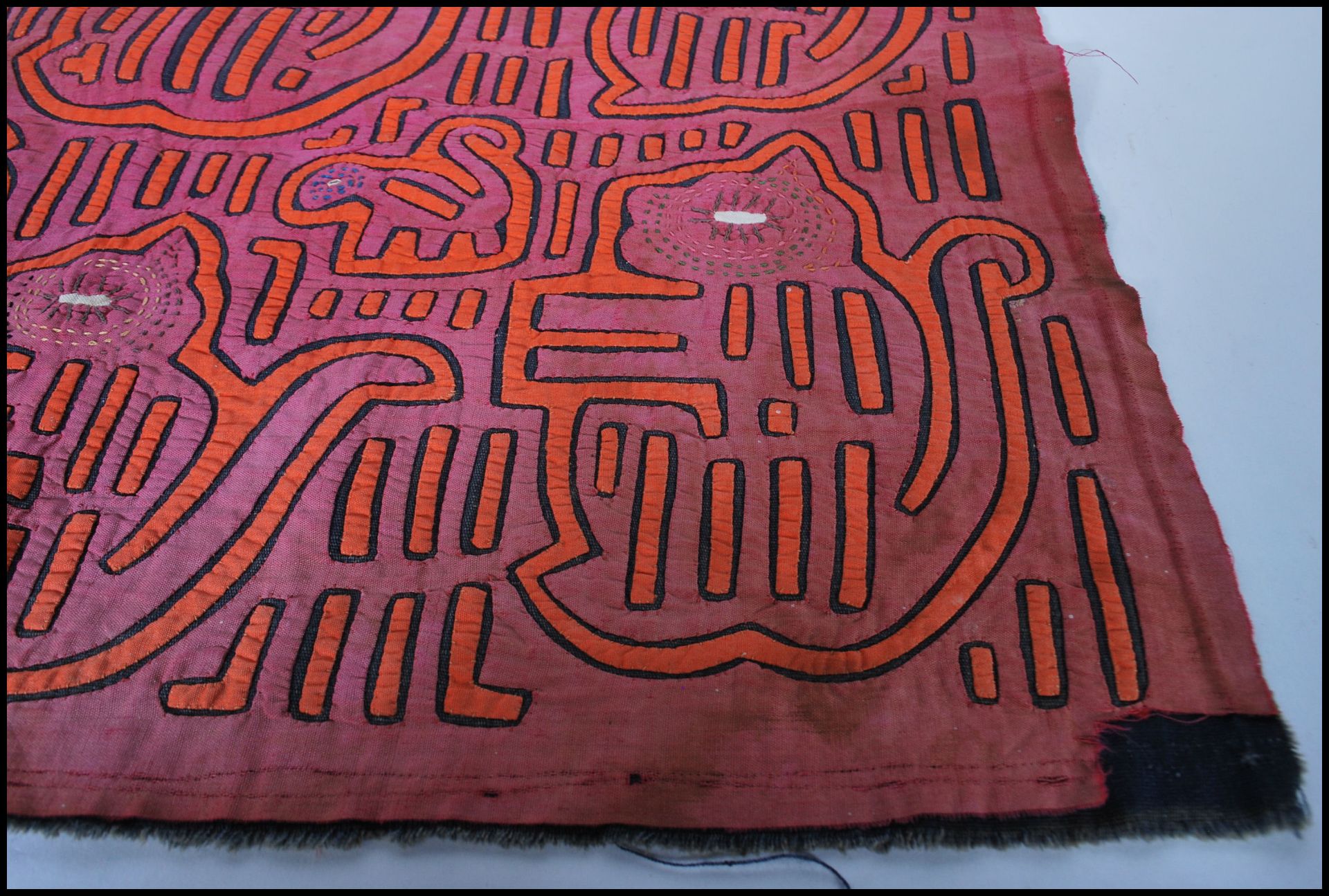 A 20th Century Panamanian Kuna Indian tribal mola fabric panel constructed from layers of - Bild 3 aus 7