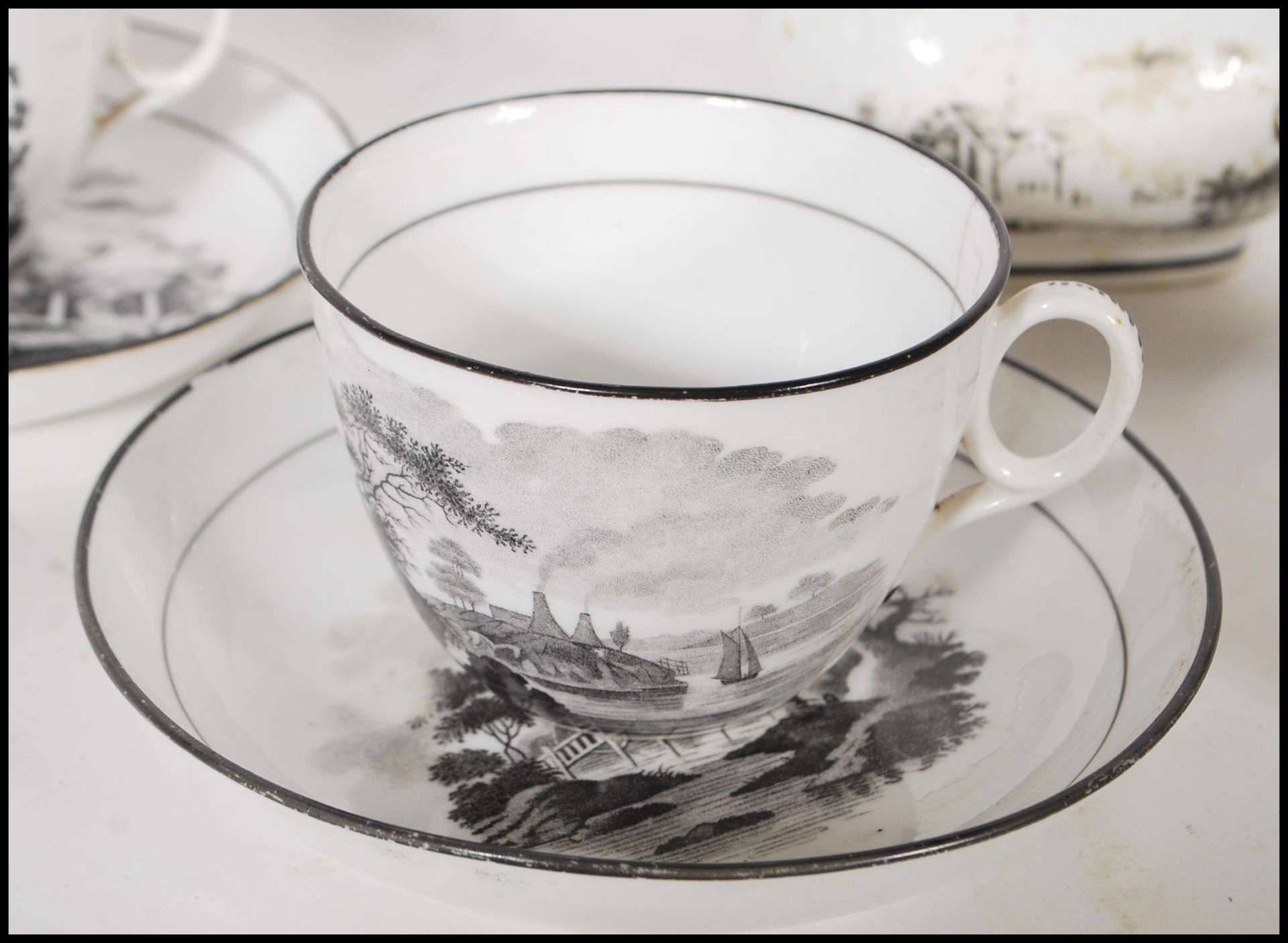 An early 19th century New Hall porcelain part tea service, consisting of four tea cups, five saucers - Bild 4 aus 8