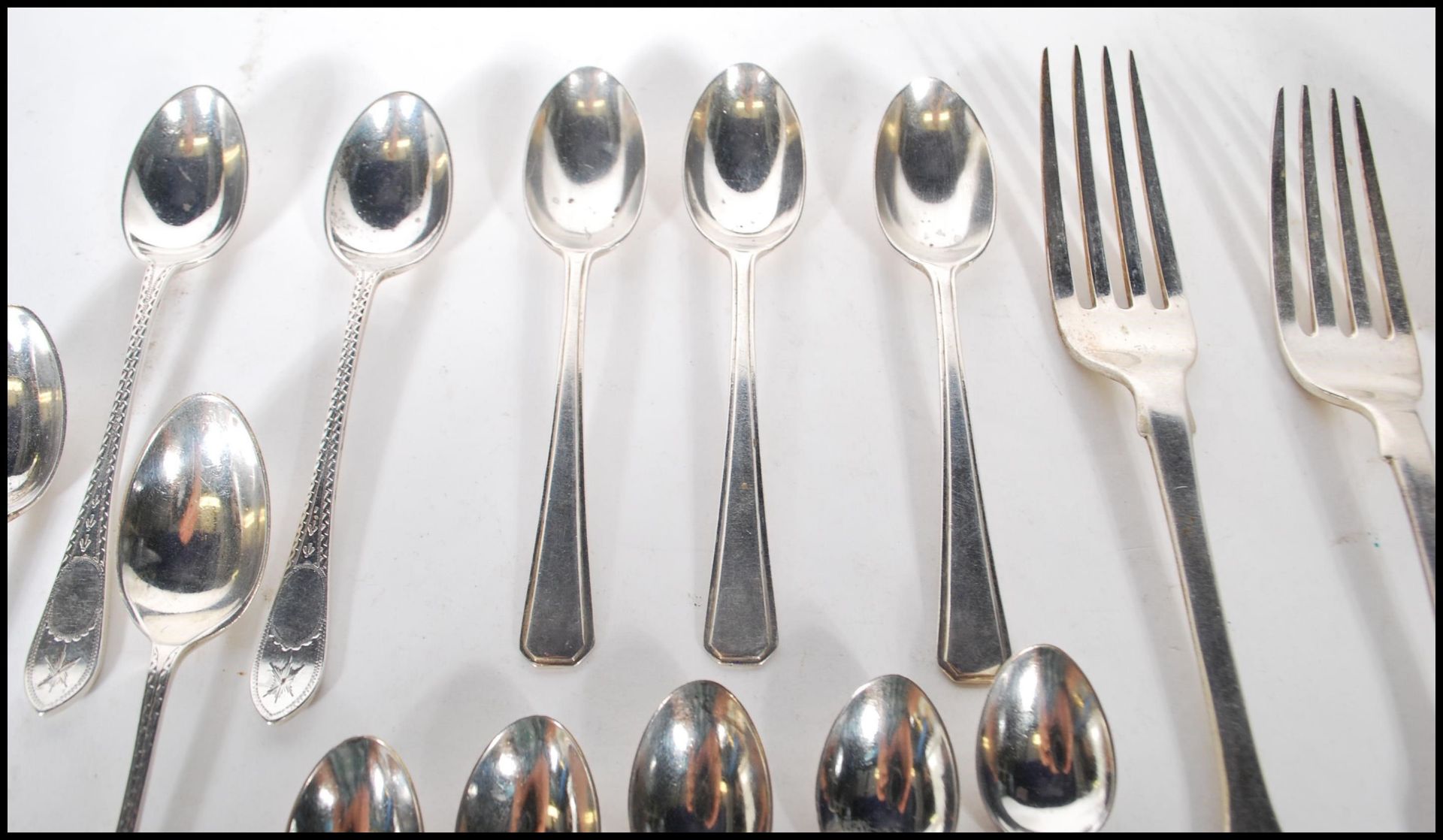 A collection of silver teaspoons all being hallmarked to include a set of Sheffield hallmarked - Bild 4 aus 10