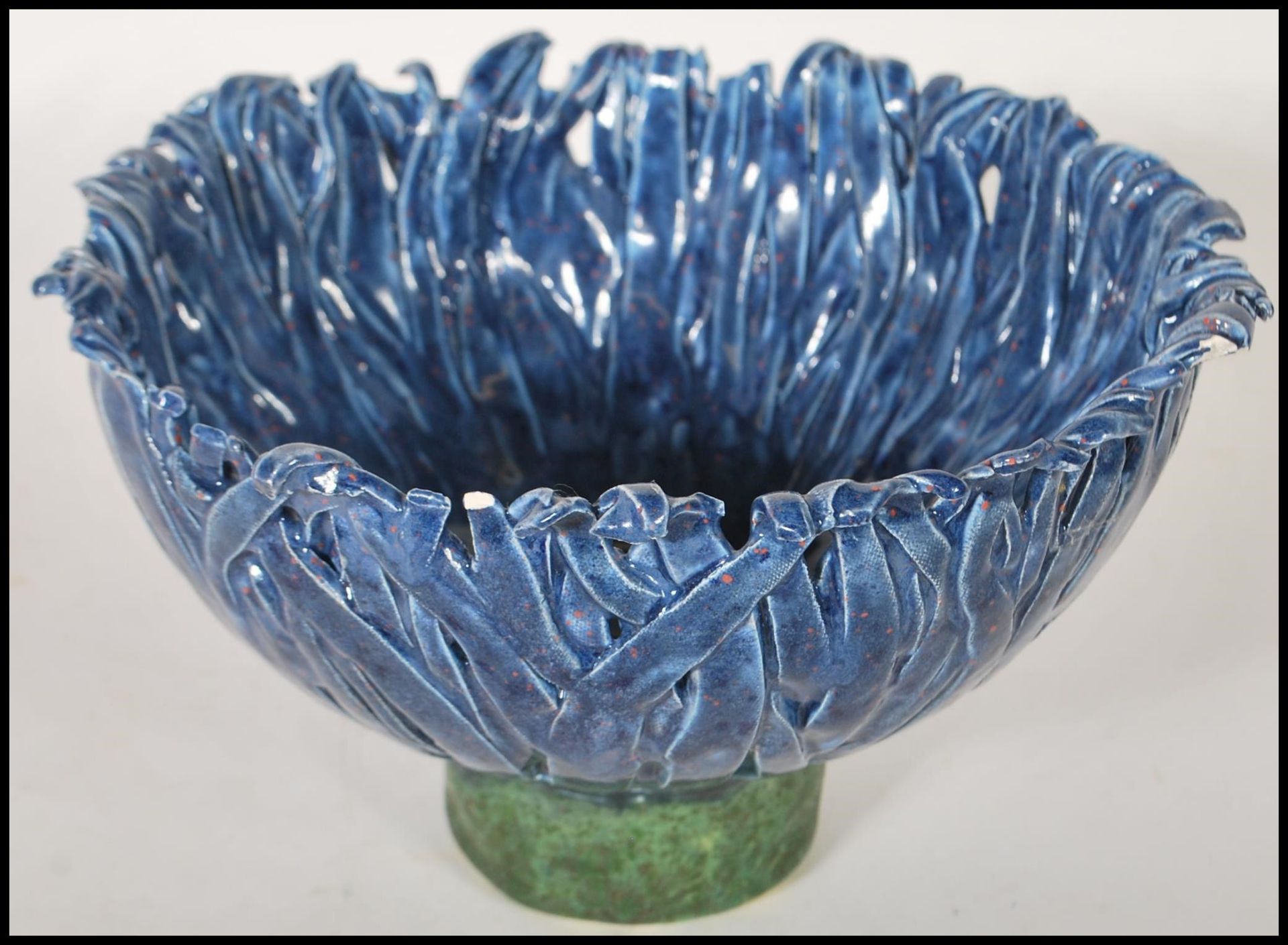 Jane Harding - A 20th Century vintage studio art pottery bowl in the form of a blue flower raised on - Bild 5 aus 7