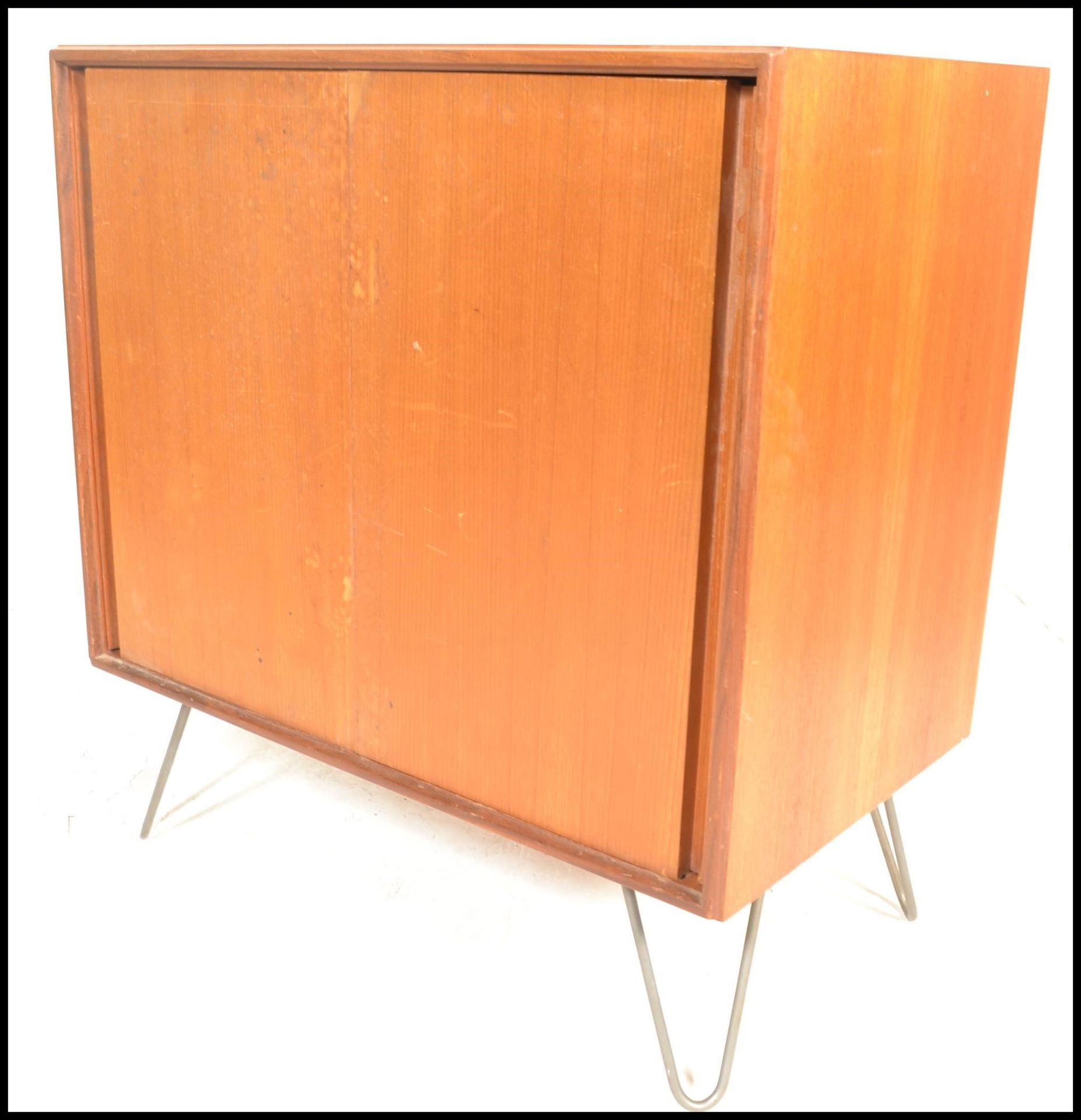 A mid century teak wood and hairpin leg cabinet. Raised on hairpin legs with a double door teak wood - Bild 4 aus 5