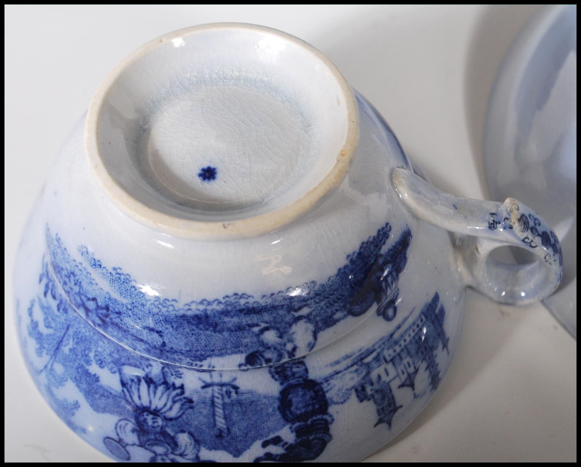 An early 19th Century flow blue / blue and white miniature child's tea service depicting Chinese - Bild 10 aus 10
