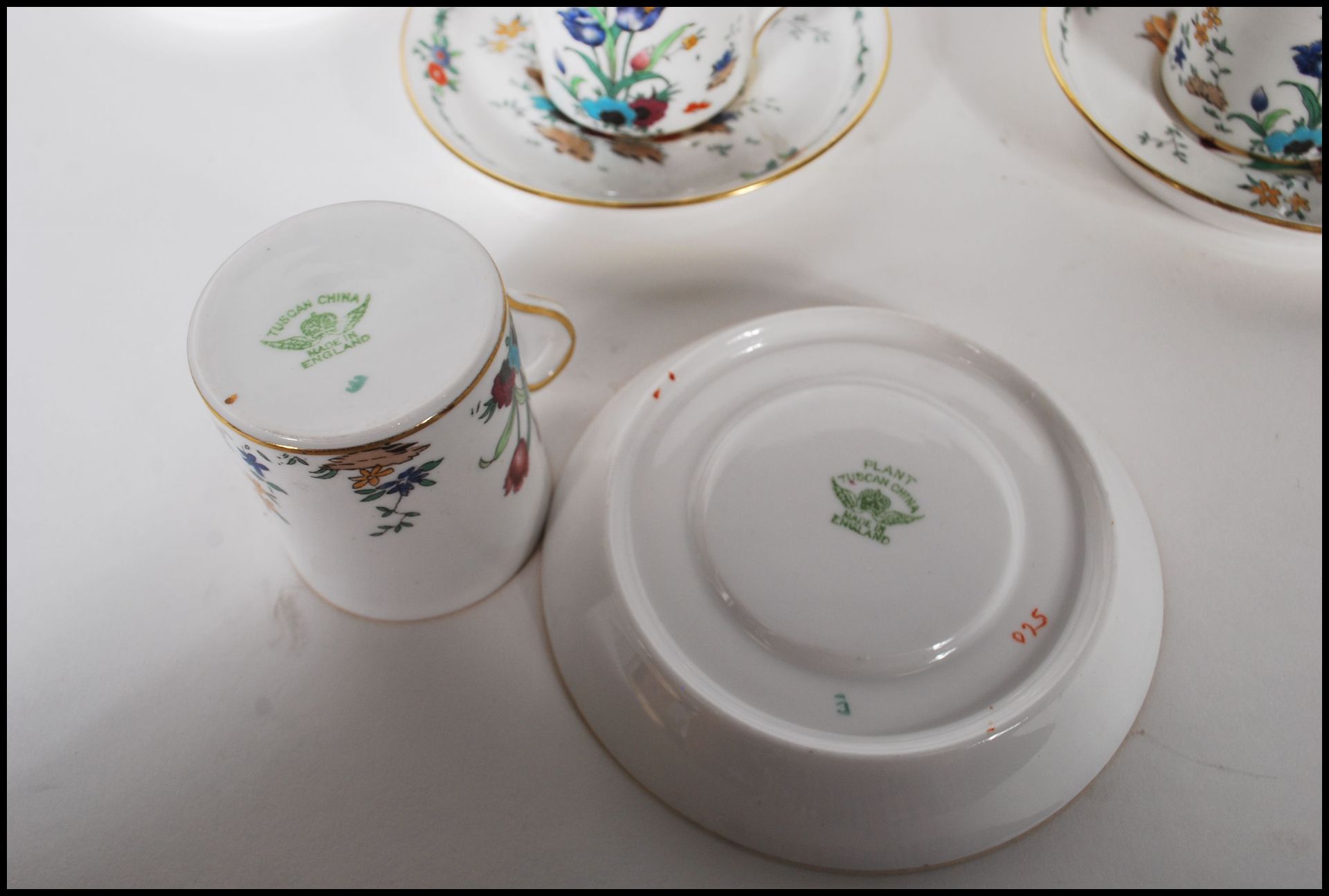 A vintage 20th Century Tuscun coffee service having a white ground with floral sprays and gilt - Bild 6 aus 11