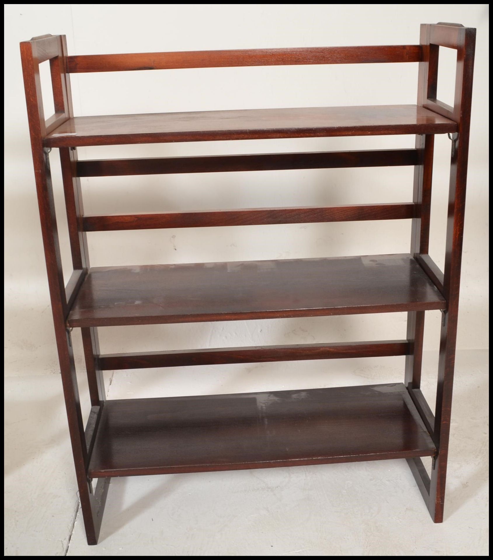 A pair of vintage style 20th Century wooden folding metamorphic bookcases / traders display shelves. - Bild 5 aus 6