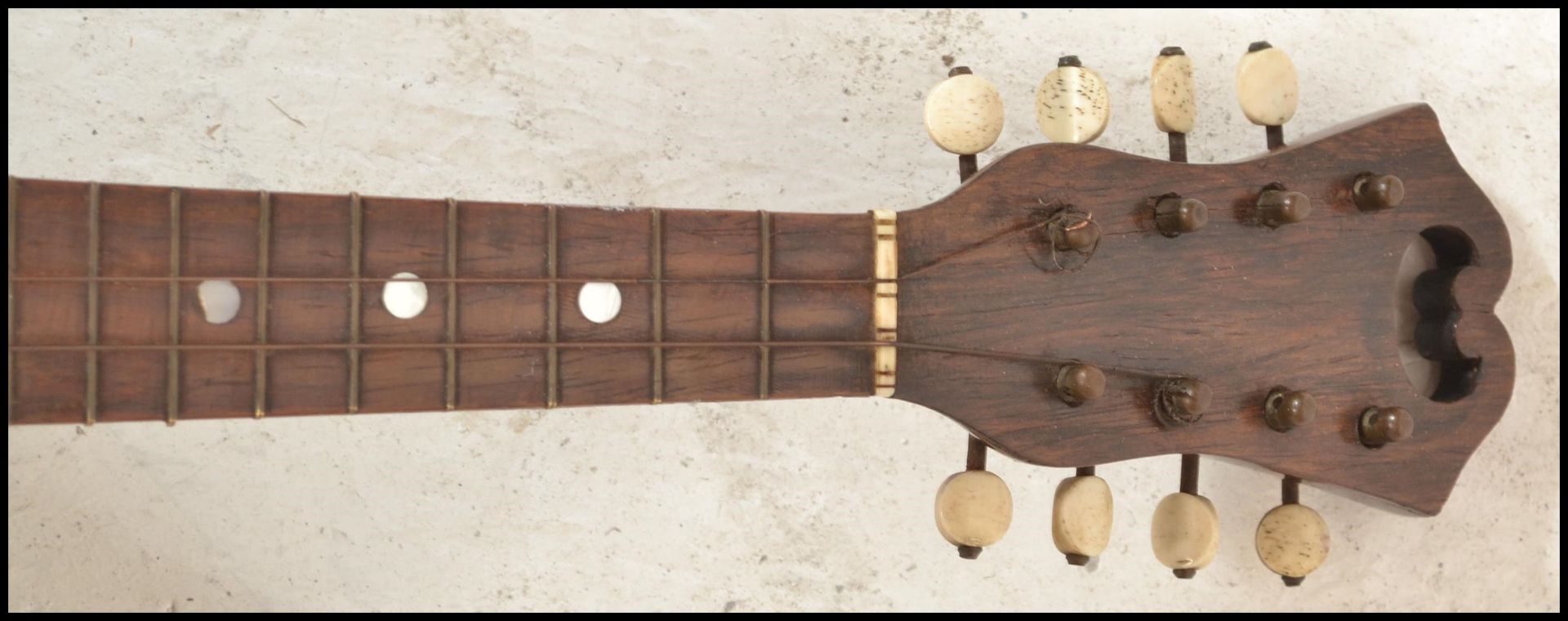 An early 20th Century antique eight string mandolin having a tear drop shaped body with mother of - Bild 3 aus 7