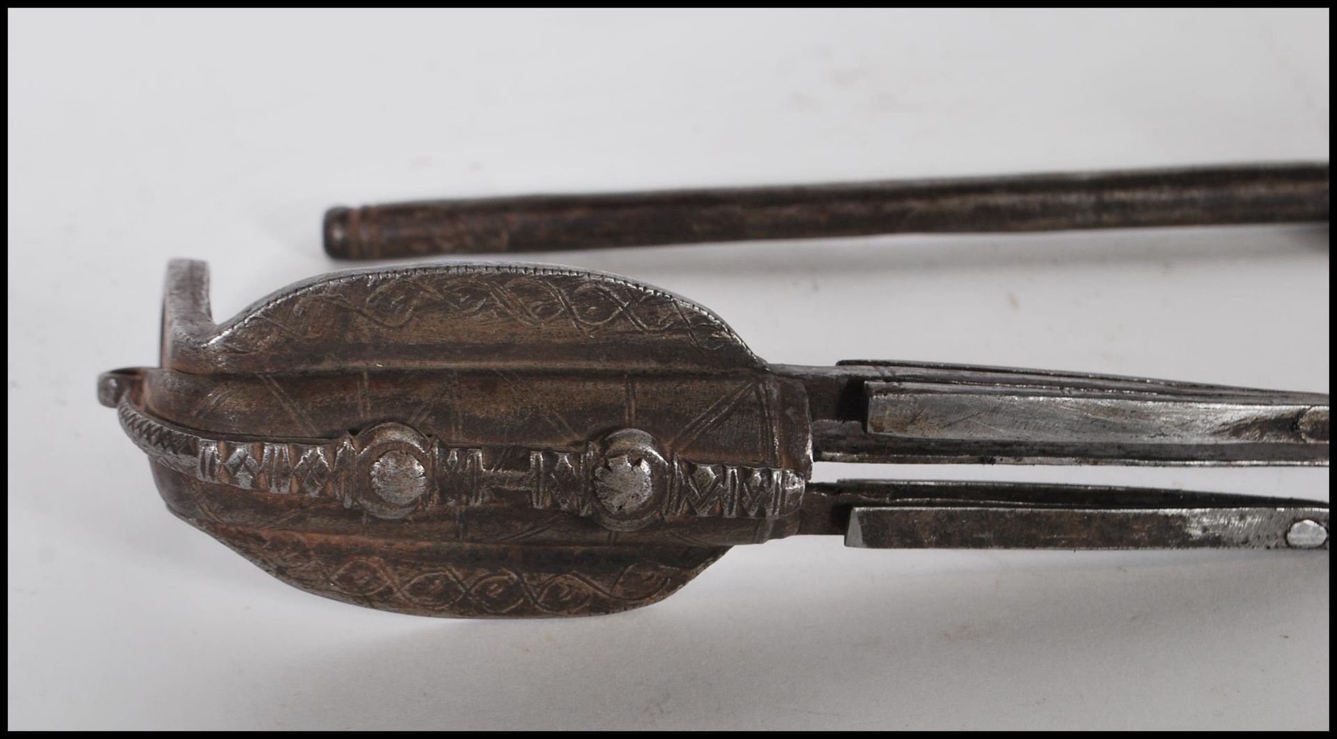 An unusual  antique large Pitari chest iron bolt lock. Collected by the vendors family when based in - Bild 3 aus 10