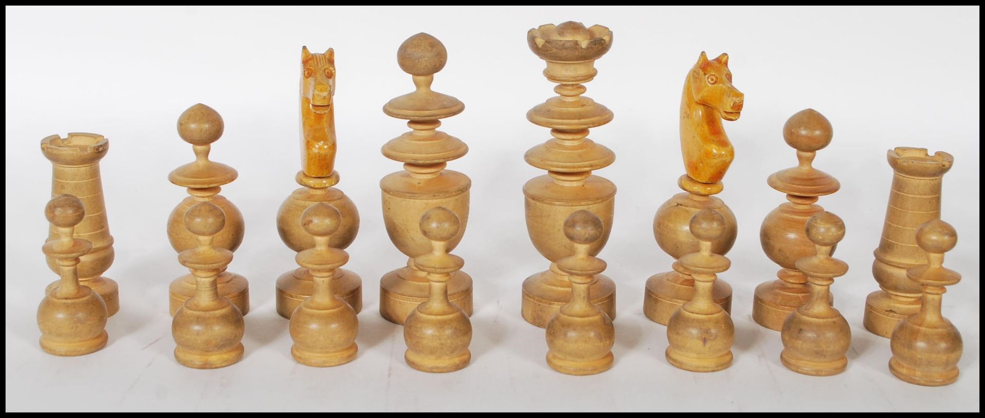 A vintage early 20th Century chess set having a complete set of boxwood and ebonised turned - Bild 2 aus 7