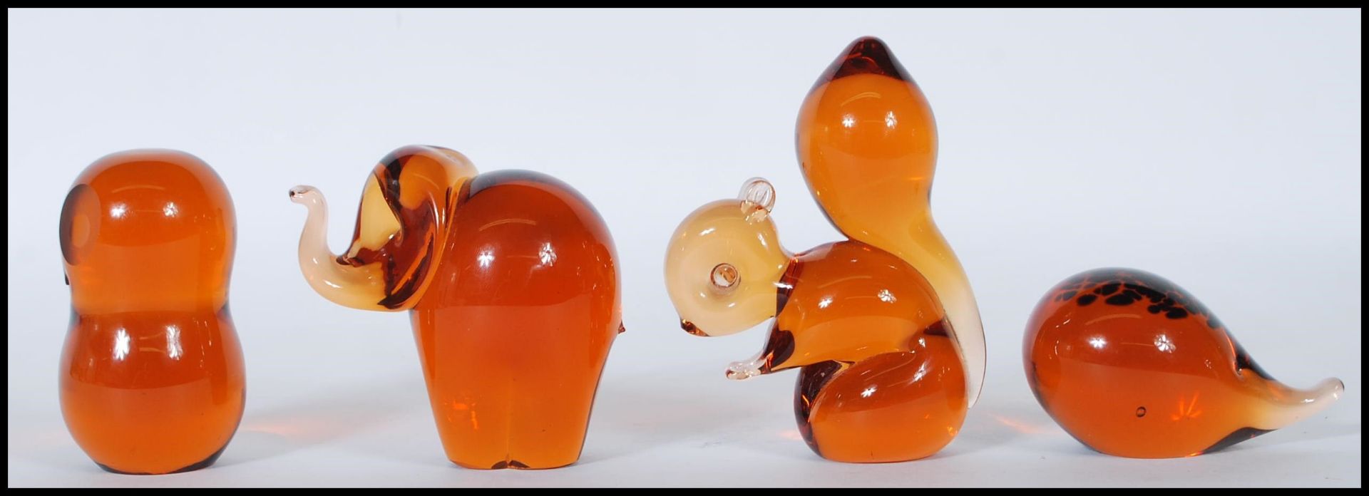 A group of four vintage 20th Century Wedgwood studio glass amber glass paperweights in the form of - Bild 4 aus 7