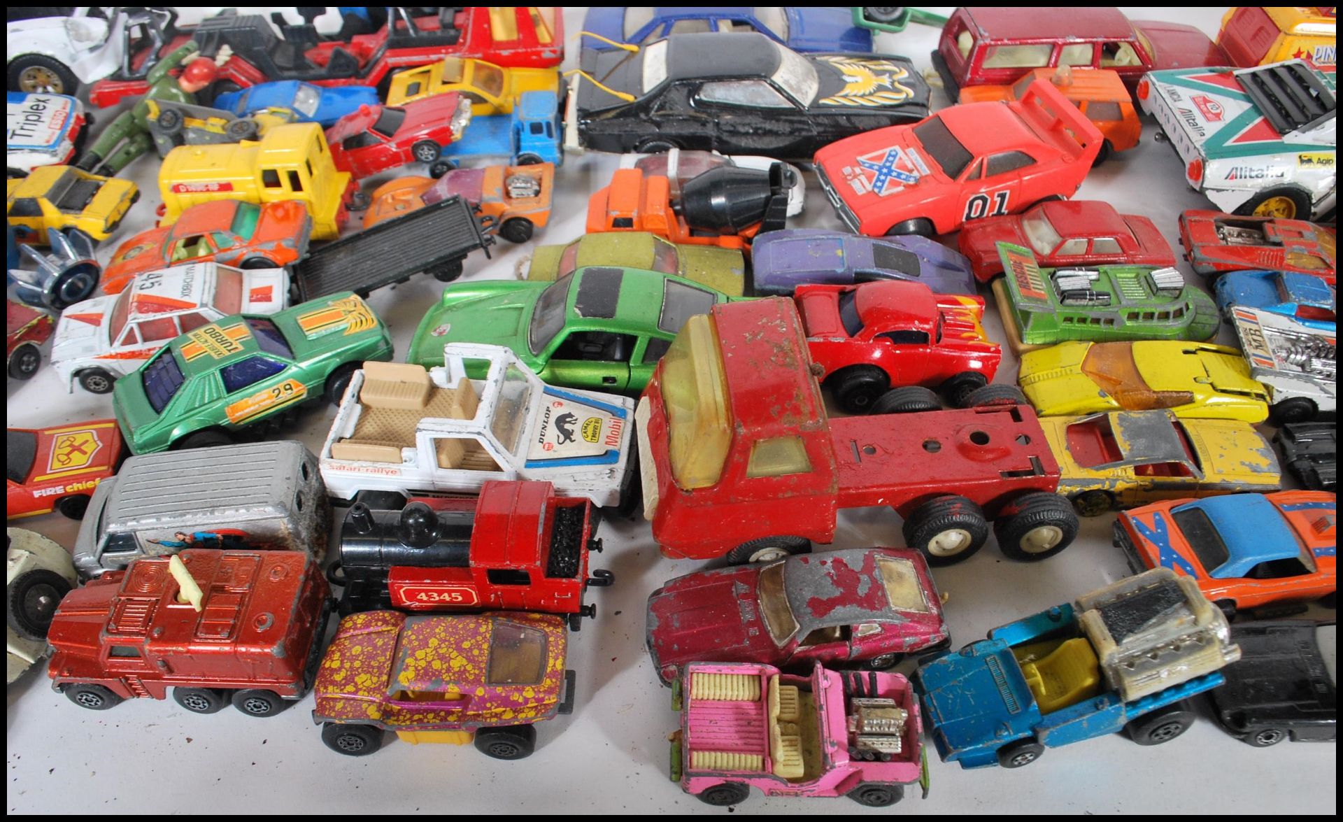 A COLLECTION OF DIECAST MODEL VEHICLES AND OTHERS - Bild 5 aus 9