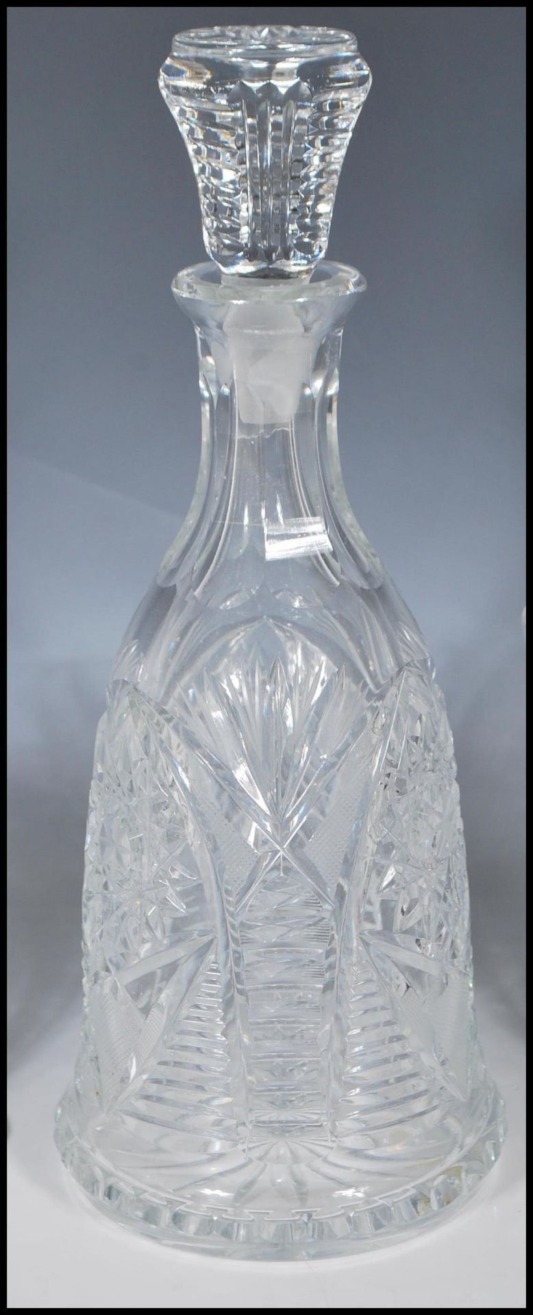 A 20th Century good quality cut glass bell decanter having cut starlike decoration throughout and - Bild 4 aus 6