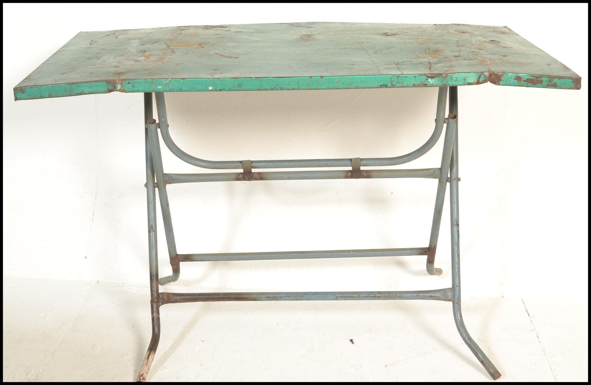 A set of retro 20th century metal folding cafe tables. Each with folding metal leg bases having - Bild 5 aus 7